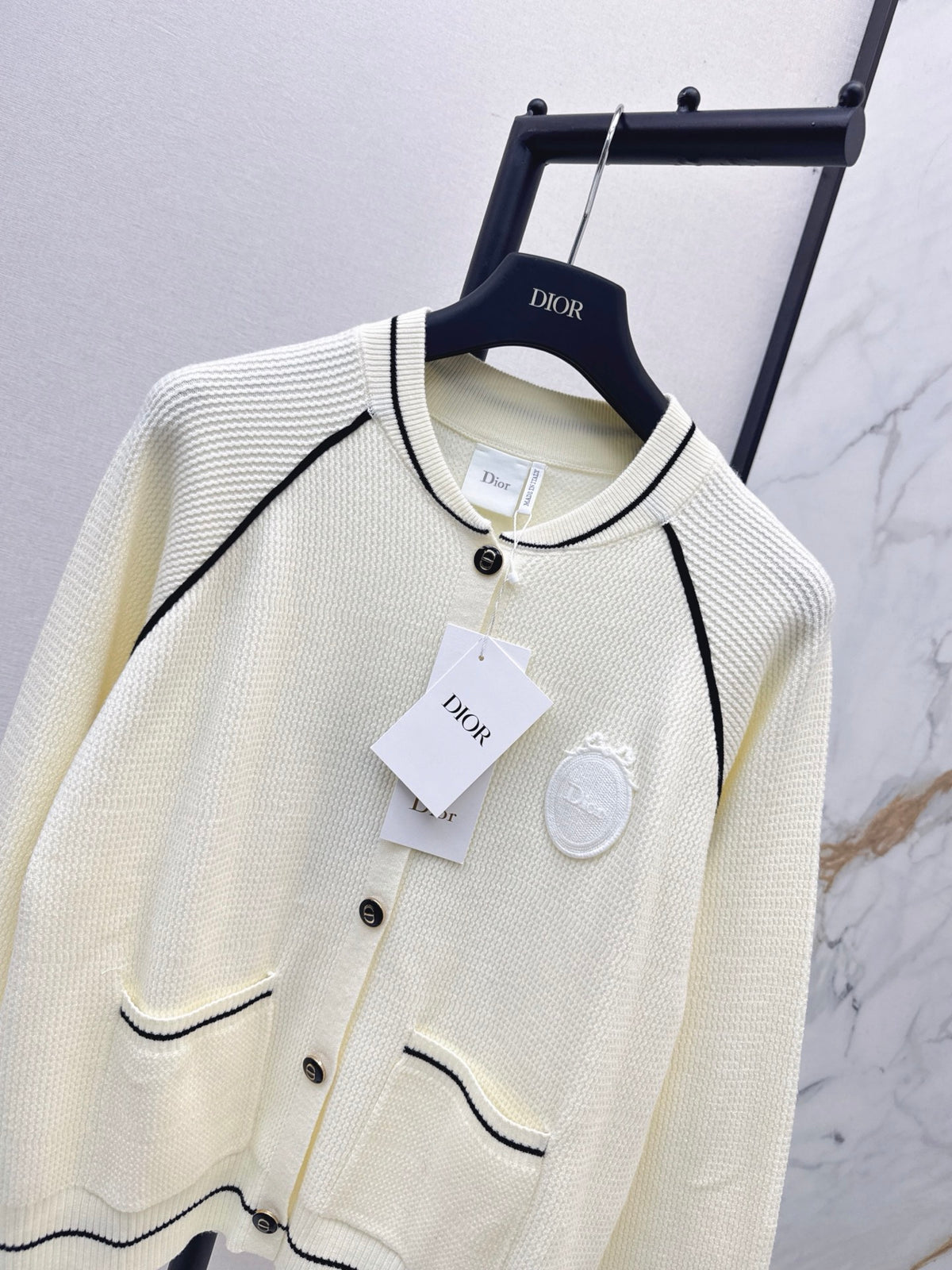 26FW New Badge-Embroidered Knit Cardigan 🤍🖤