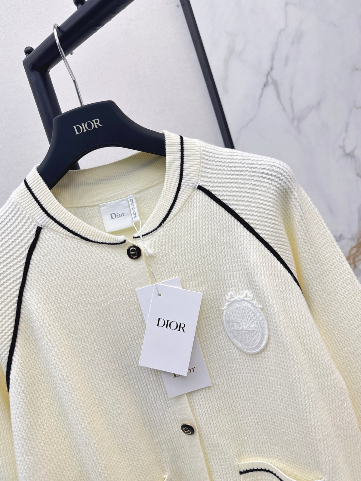 26FW New Badge-Embroidered Knit Cardigan 🤍🖤