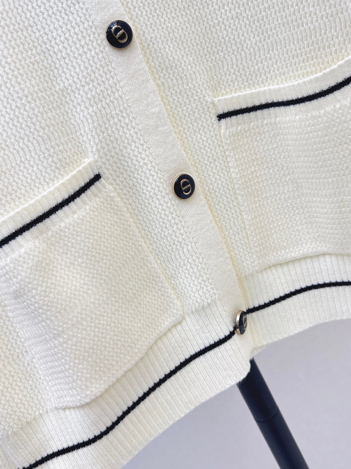 26FW New Badge-Embroidered Knit Cardigan 🤍🖤