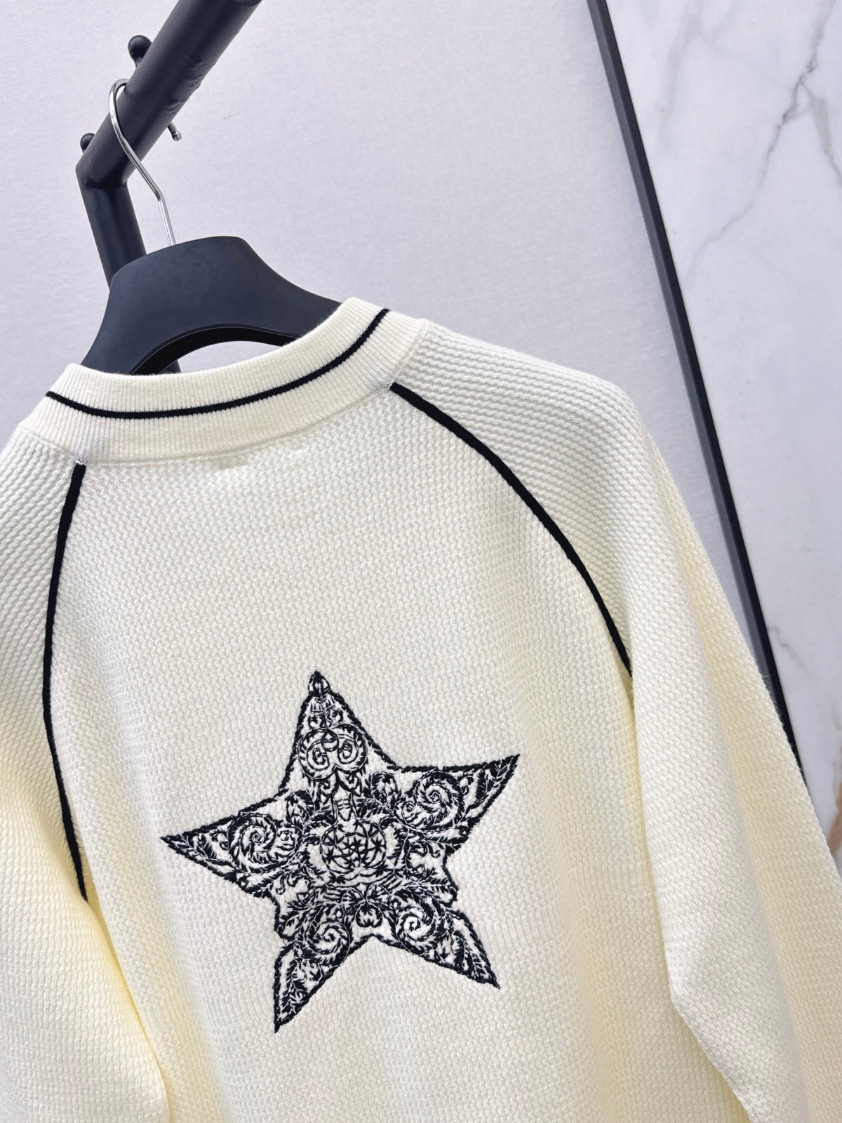 26FW New Badge-Embroidered Knit Cardigan 🤍🖤