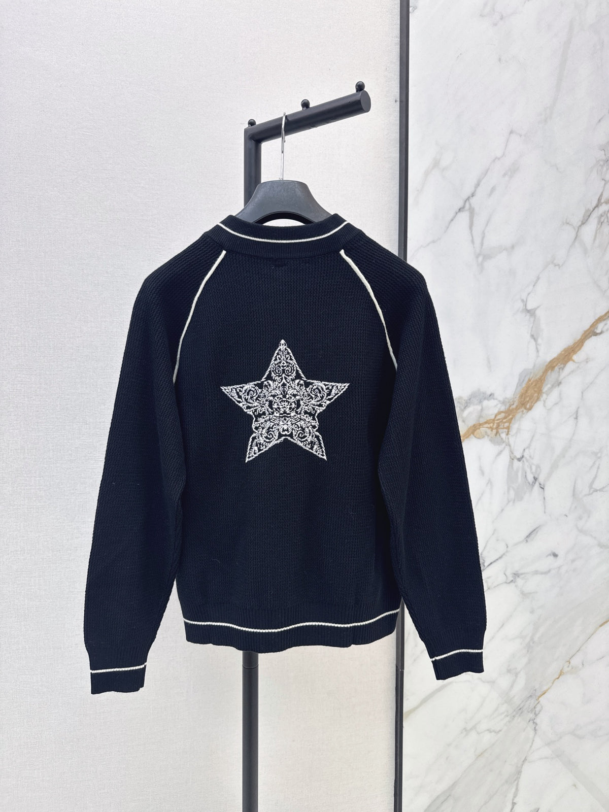26FW New Badge-Embroidered Knit Cardigan 🤍🖤