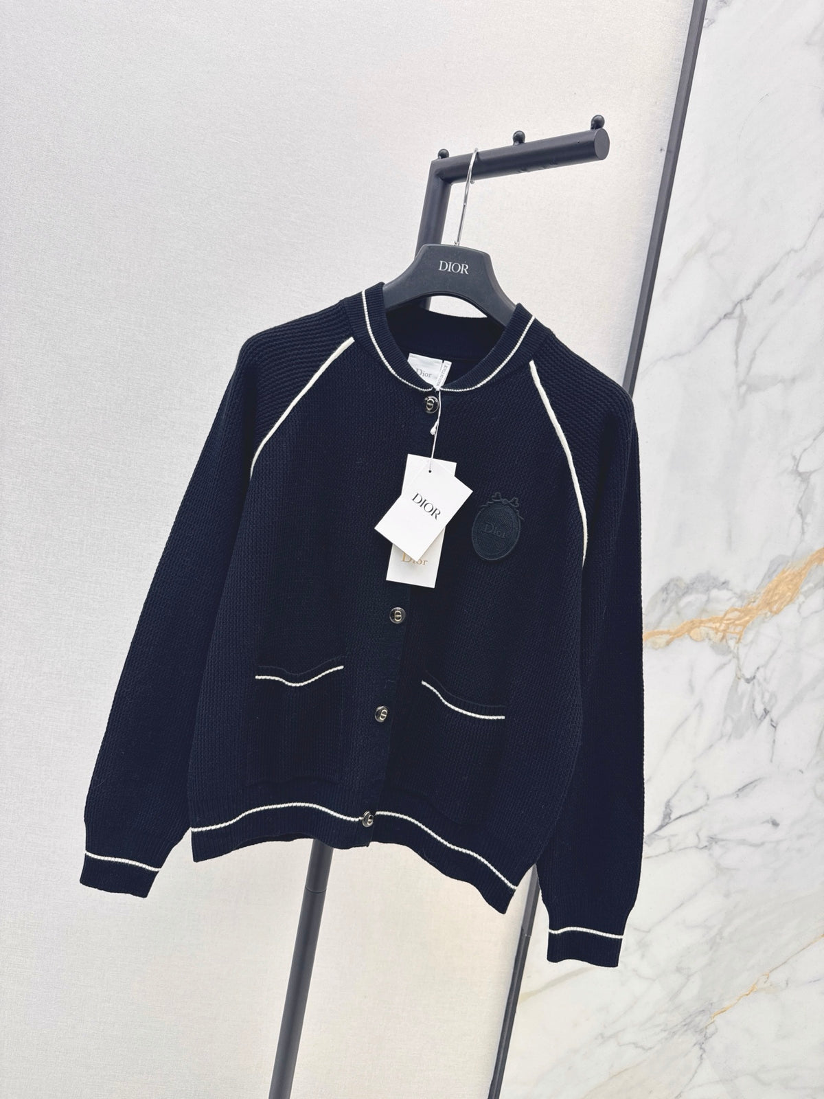 26FW New Badge-Embroidered Knit Cardigan 🤍🖤
