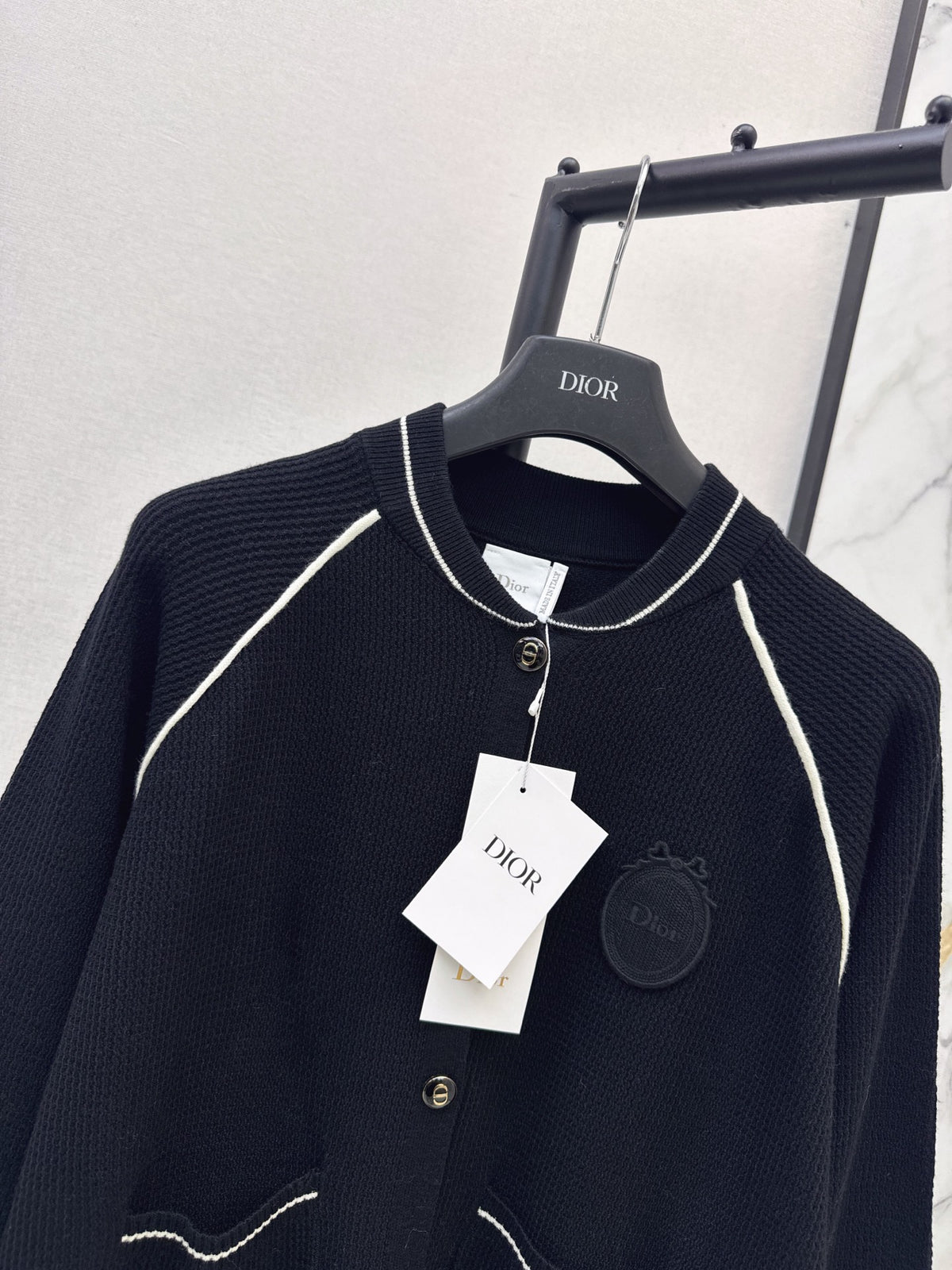 26FW New Badge-Embroidered Knit Cardigan 🤍🖤