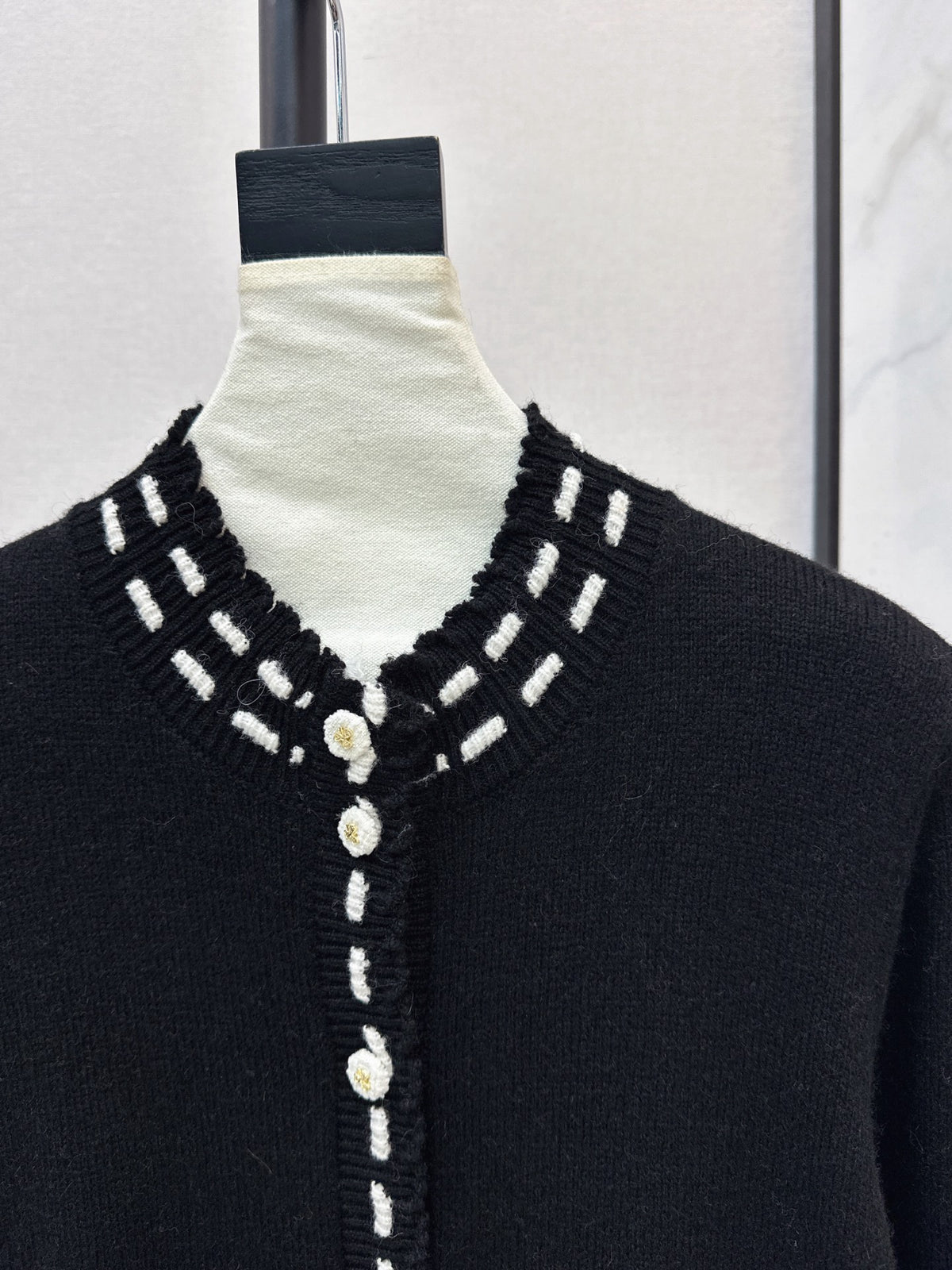 26FW New Hand-Applied Beaded Color-Block Crew-Neck Cardigan 🤍🖤