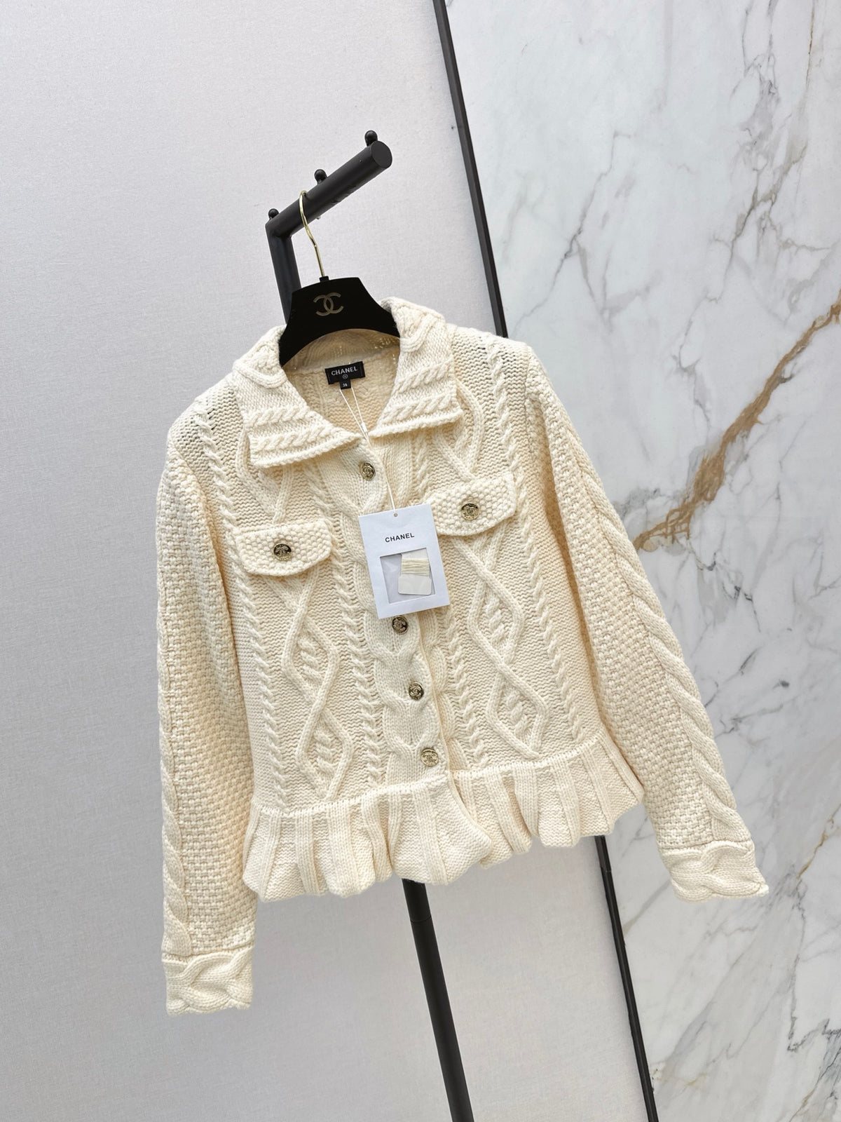 26FW New Knit Cardigan with Ruffled Hem 🤍🖤