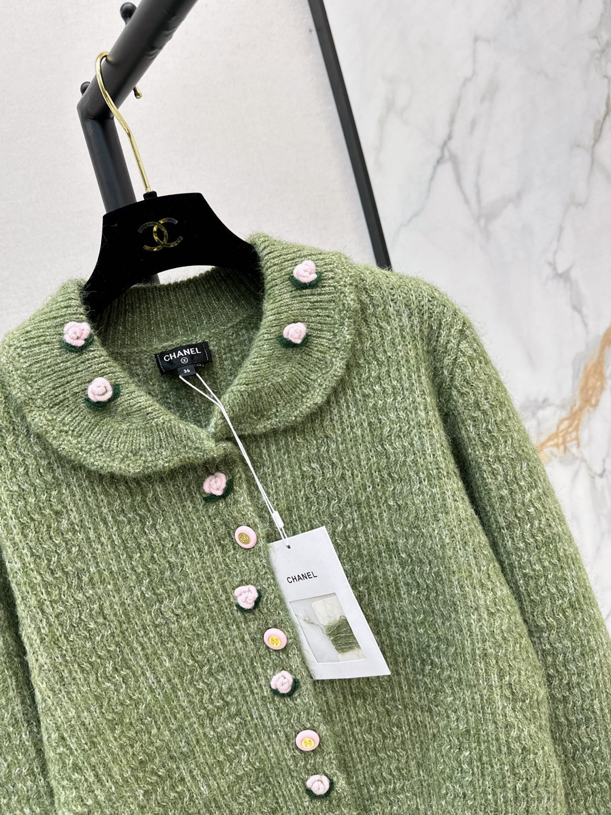 26FW New Knit Top with Floral-Embellished Collar 💚