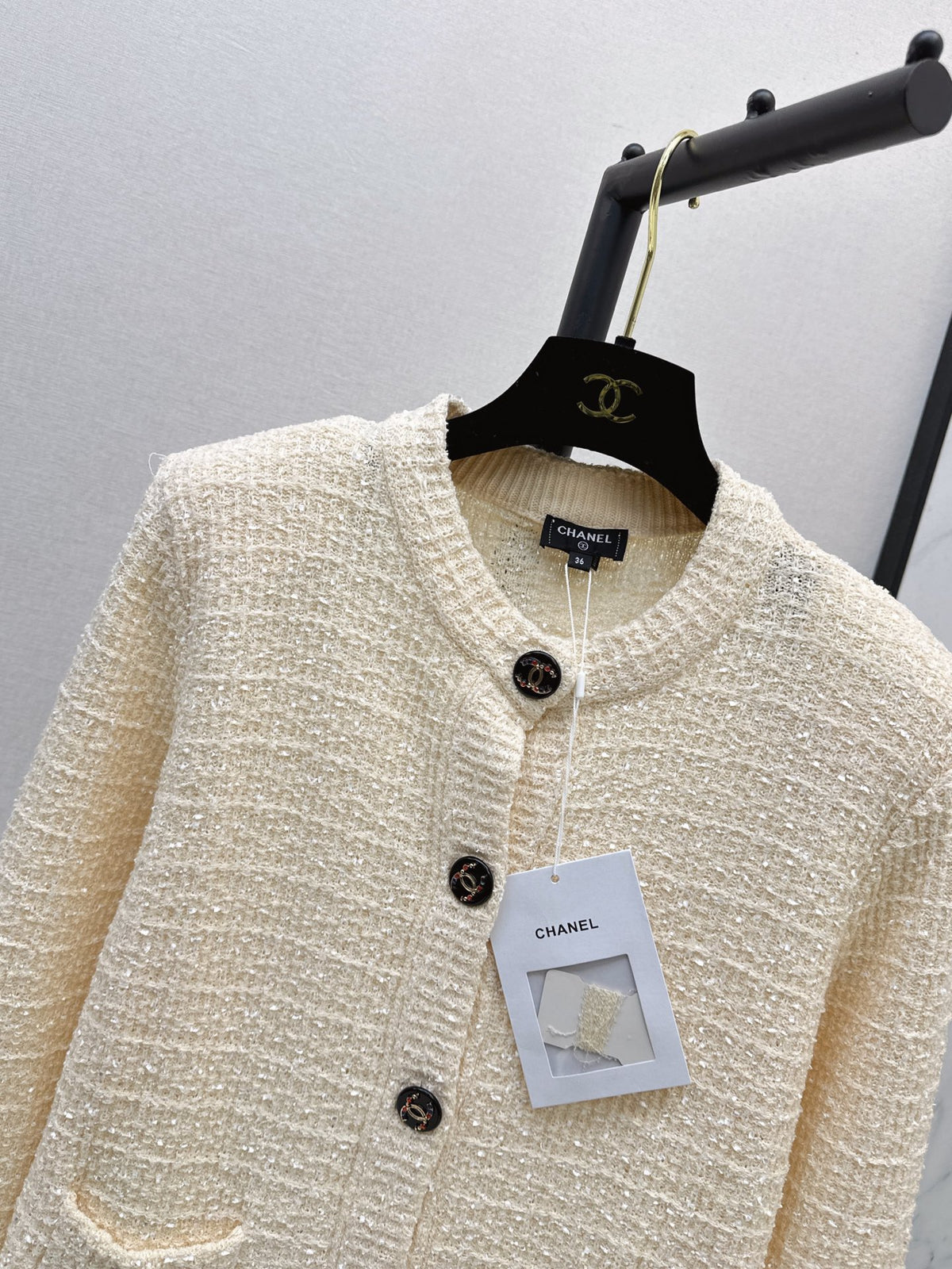 26FW New Crew-Neck Cardigan with Dual Pocket Detailing 🤍🖤