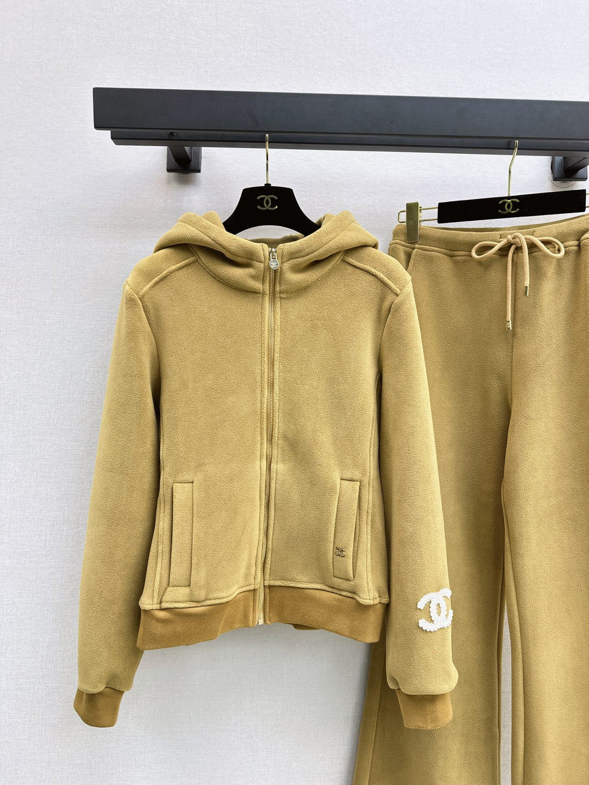 26FW New Casual Set Featuring Double-C Motif 💛🖤