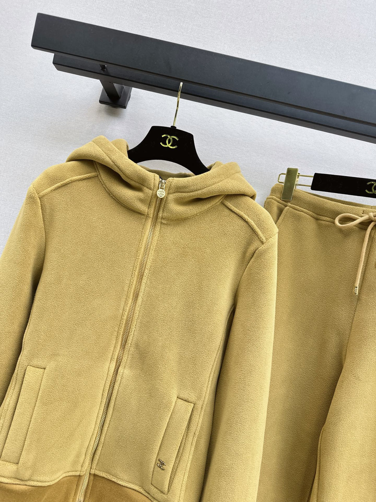 26FW New Casual Set Featuring Double-C Motif 💛🖤