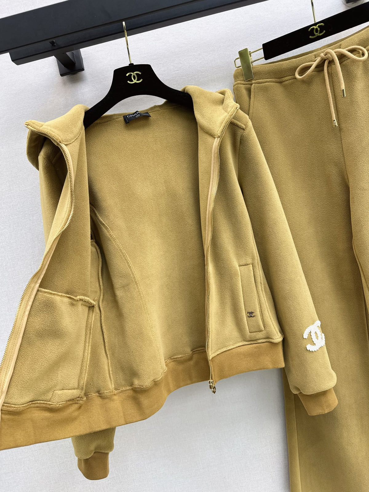 26FW New Casual Set Featuring Double-C Motif 💛🖤