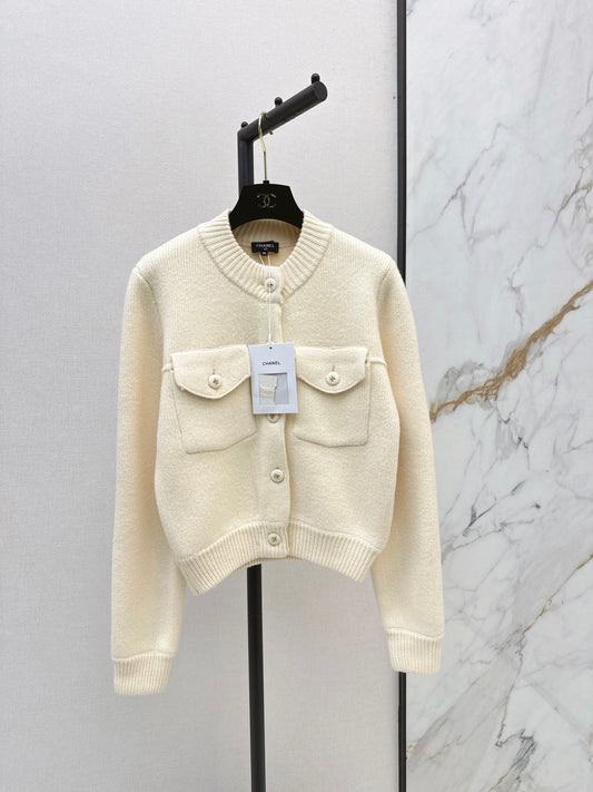 26FW New Crew-Neck Cardigan with Dual Pocket Detailing 🤍🖤