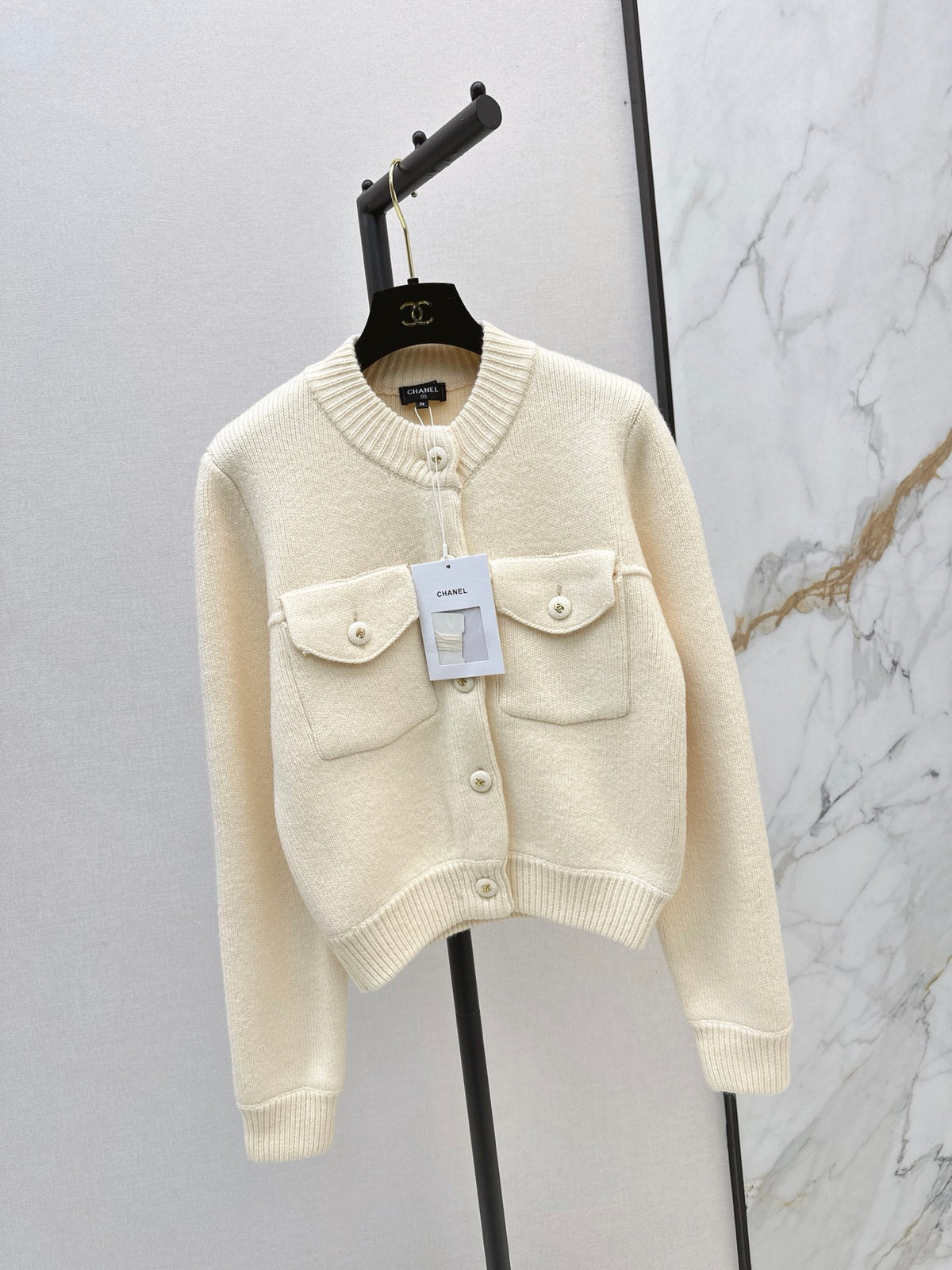 26FW New Crew-Neck Cardigan with Dual Pocket Detailing 🤍🖤