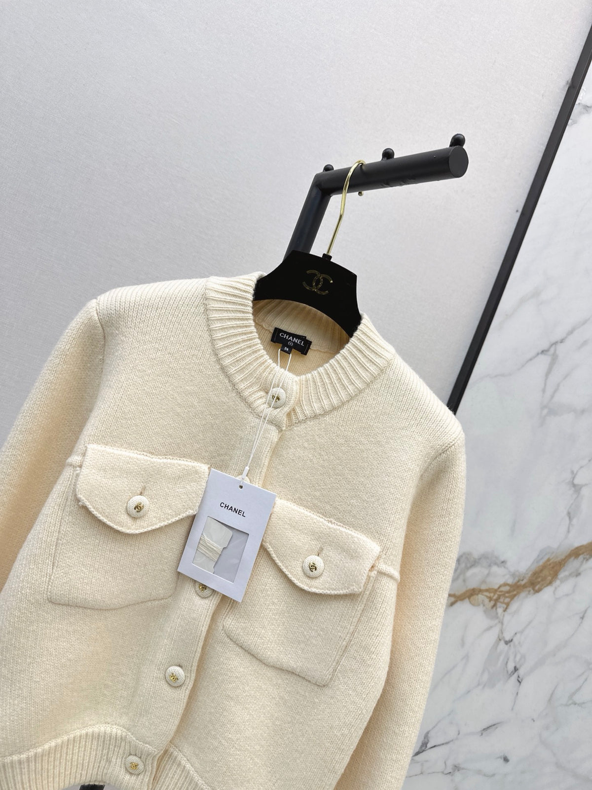 26FW New Crew-Neck Cardigan with Dual Pocket Detailing 🤍🖤