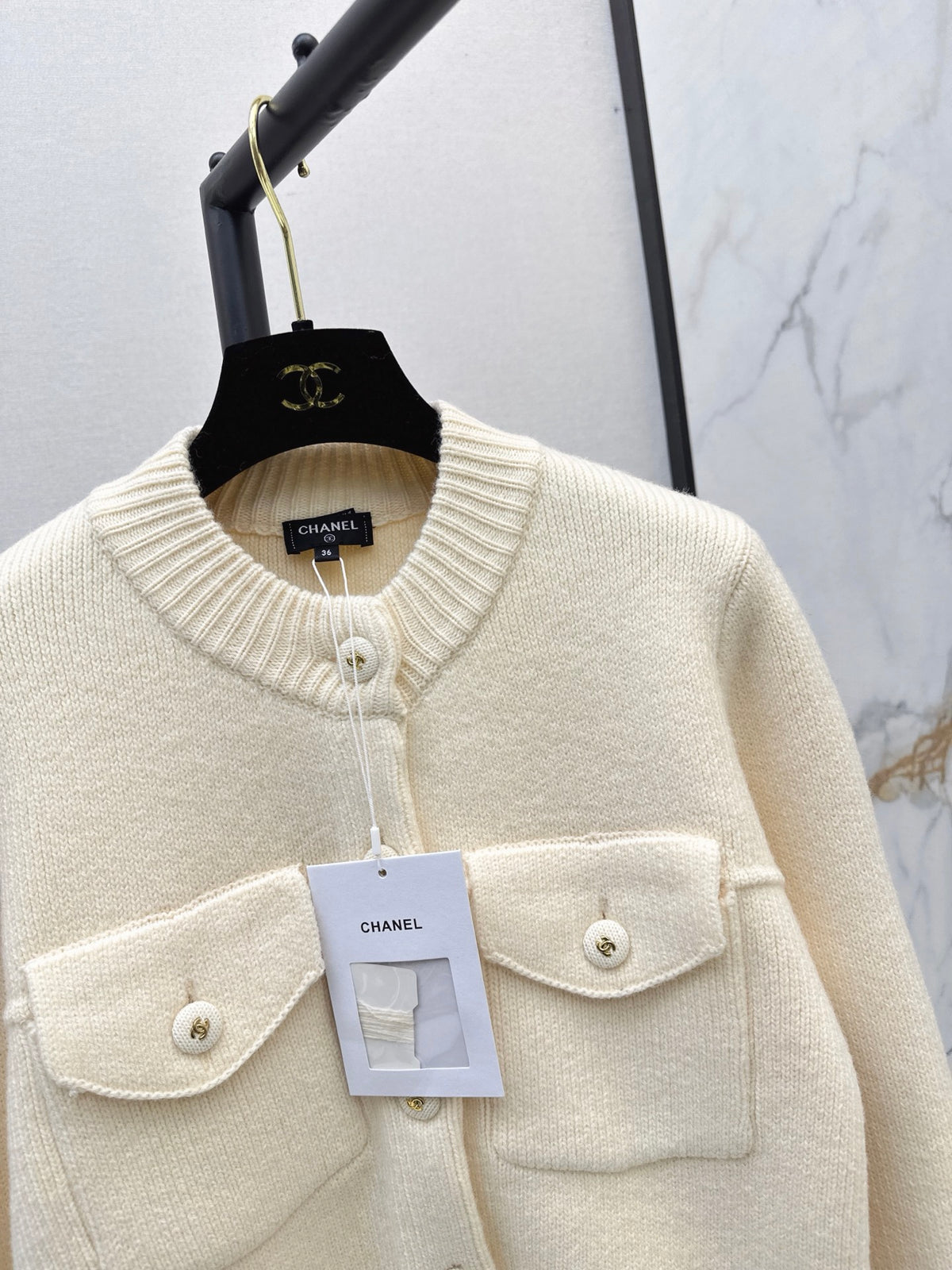26FW New Crew-Neck Cardigan with Dual Pocket Detailing 🤍🖤