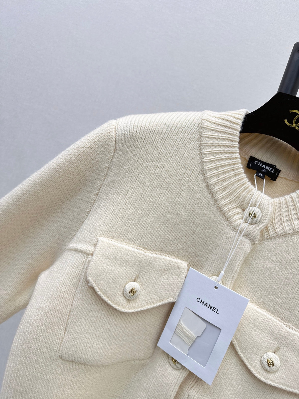 26FW New Crew-Neck Cardigan with Dual Pocket Detailing 🤍🖤