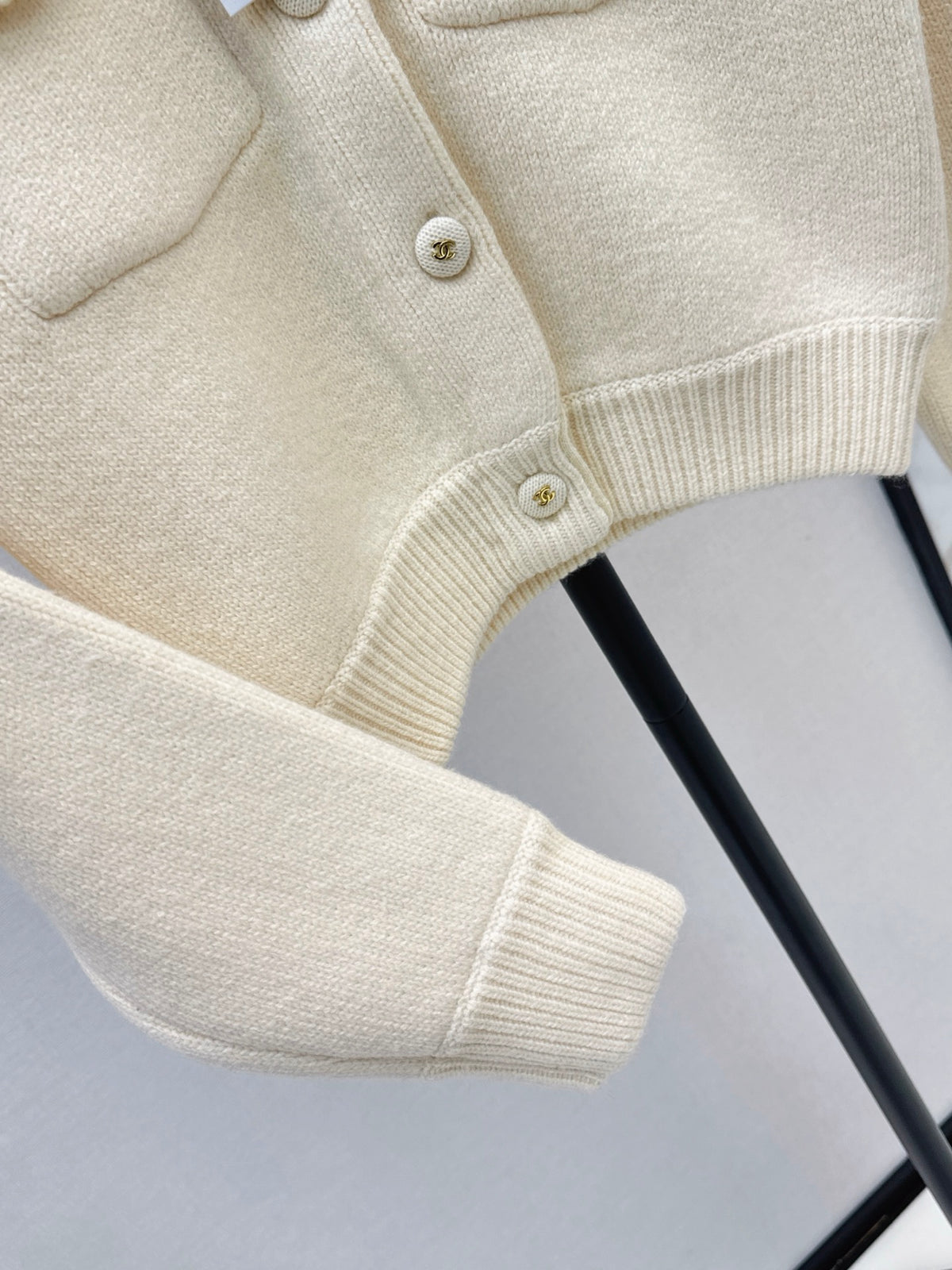 26FW New Crew-Neck Cardigan with Dual Pocket Detailing 🤍🖤