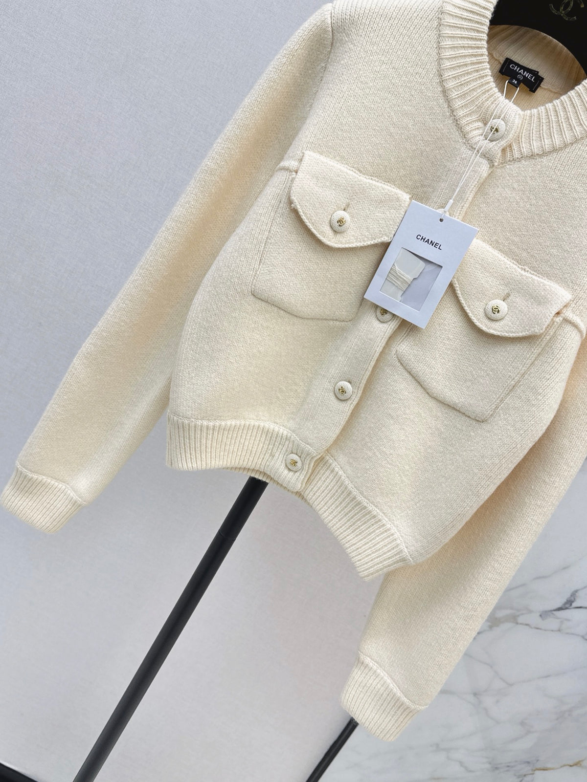 26FW New Crew-Neck Cardigan with Dual Pocket Detailing 🤍🖤
