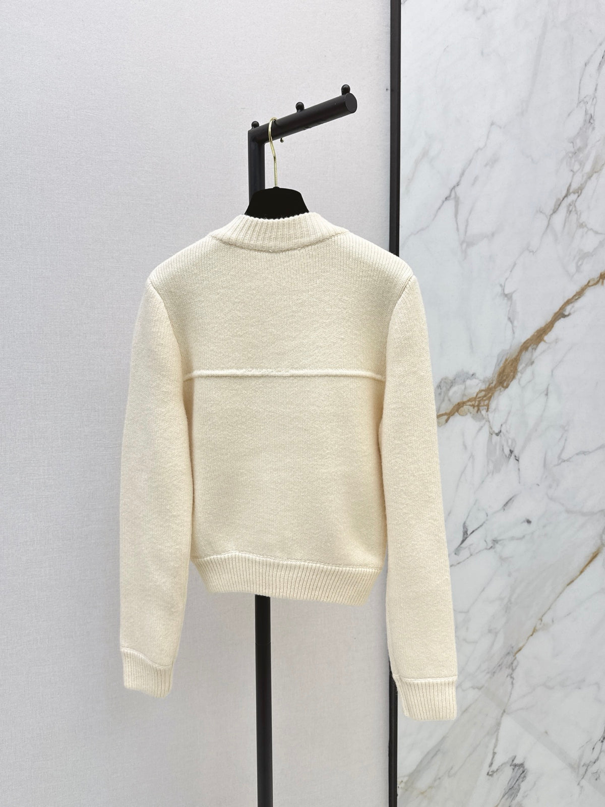 26FW New Crew-Neck Cardigan with Dual Pocket Detailing 🤍🖤