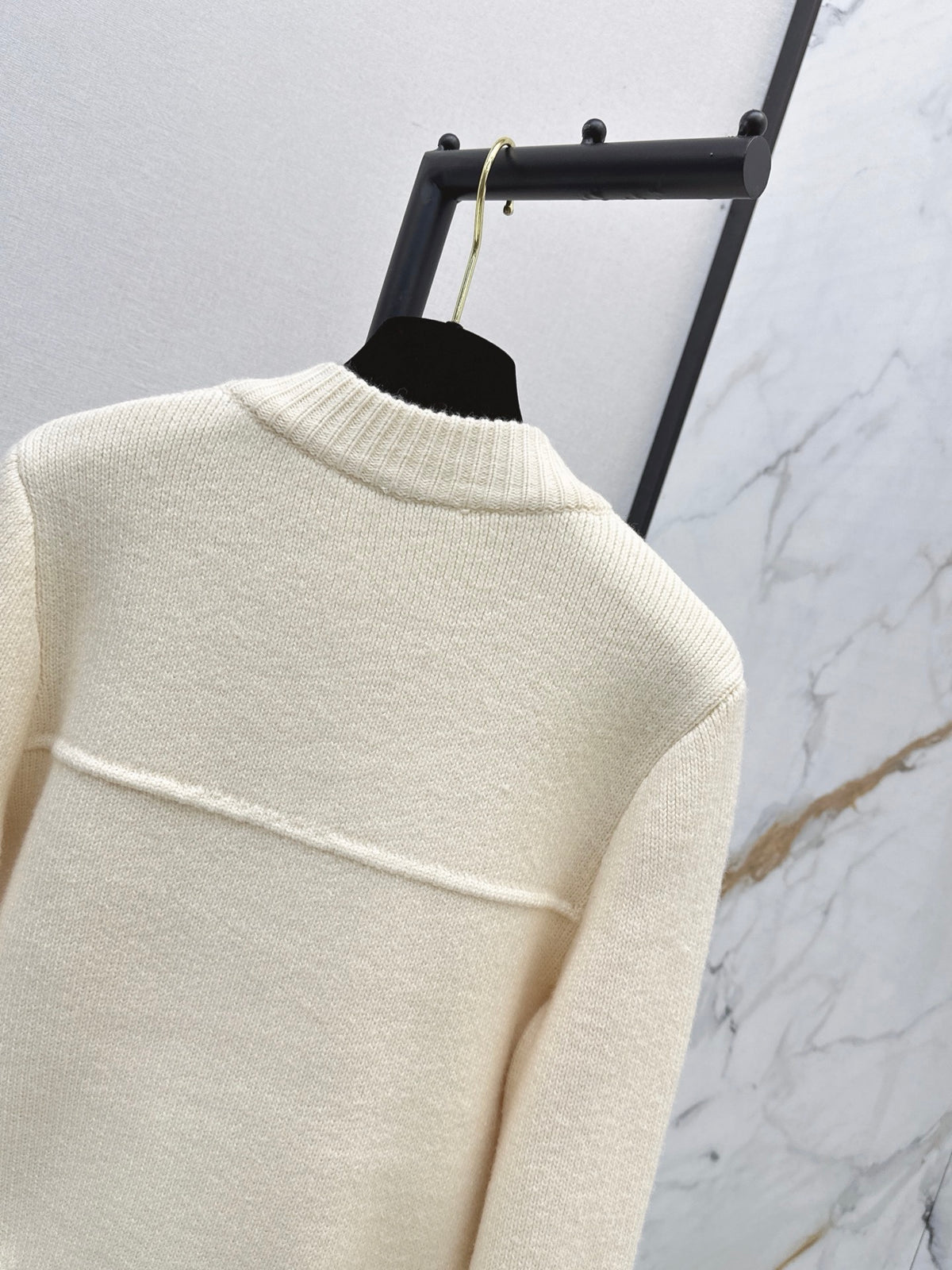 26FW New Crew-Neck Cardigan with Dual Pocket Detailing 🤍🖤