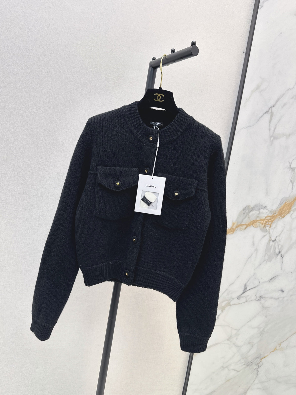 26FW New Crew-Neck Cardigan with Dual Pocket Detailing 🤍🖤