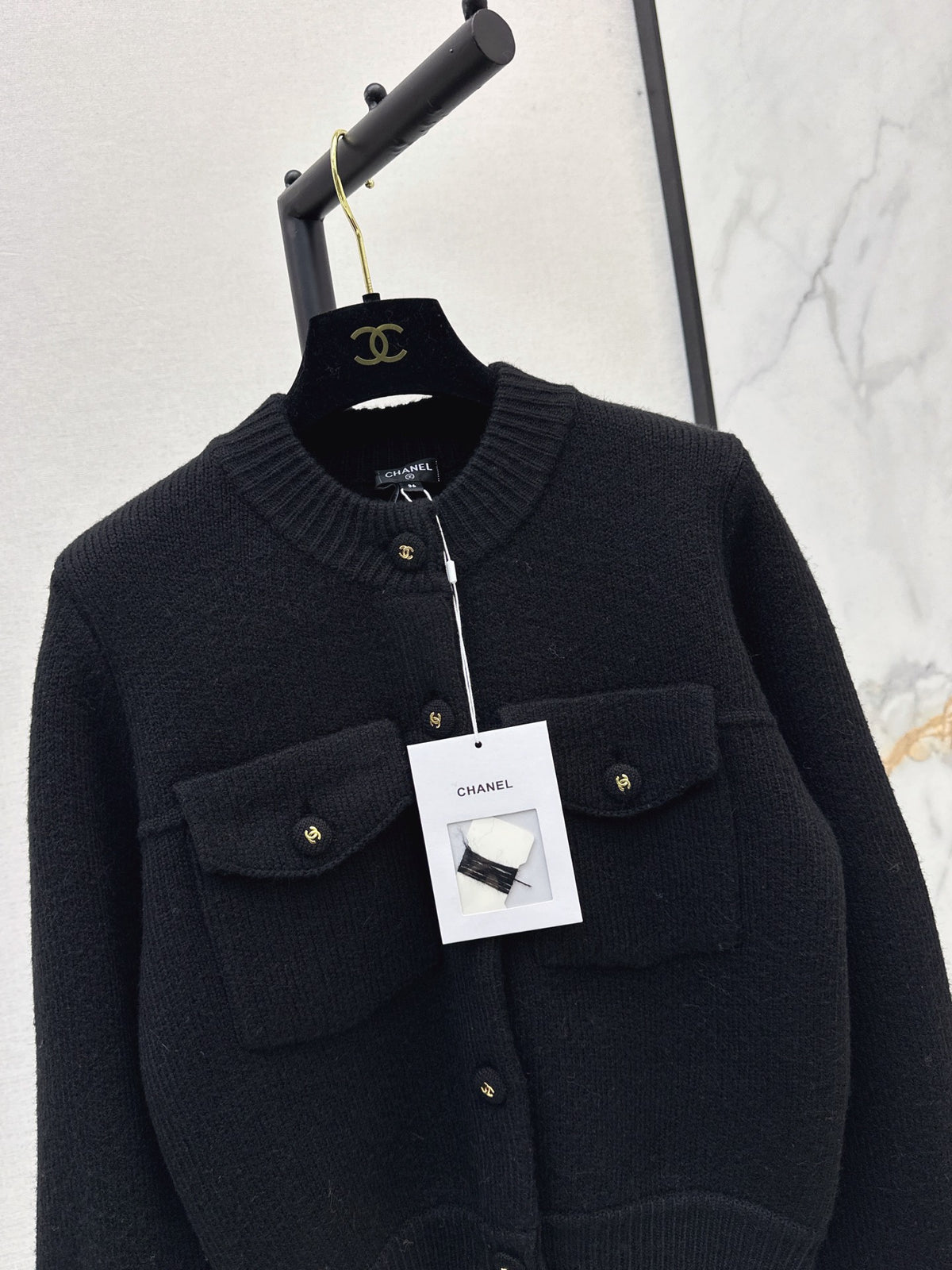 26FW New Crew-Neck Cardigan with Dual Pocket Detailing 🤍🖤