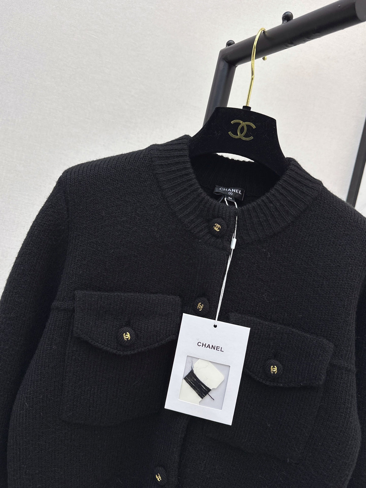 26FW New Crew-Neck Cardigan with Dual Pocket Detailing 🤍🖤