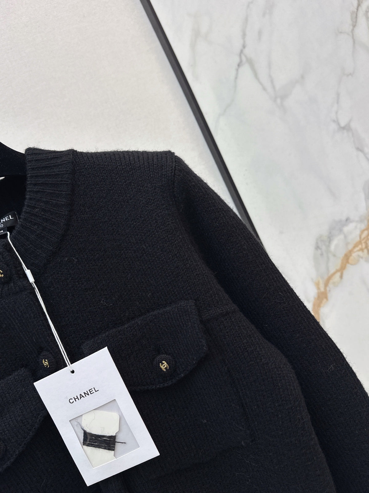 26FW New Crew-Neck Cardigan with Dual Pocket Detailing 🤍🖤