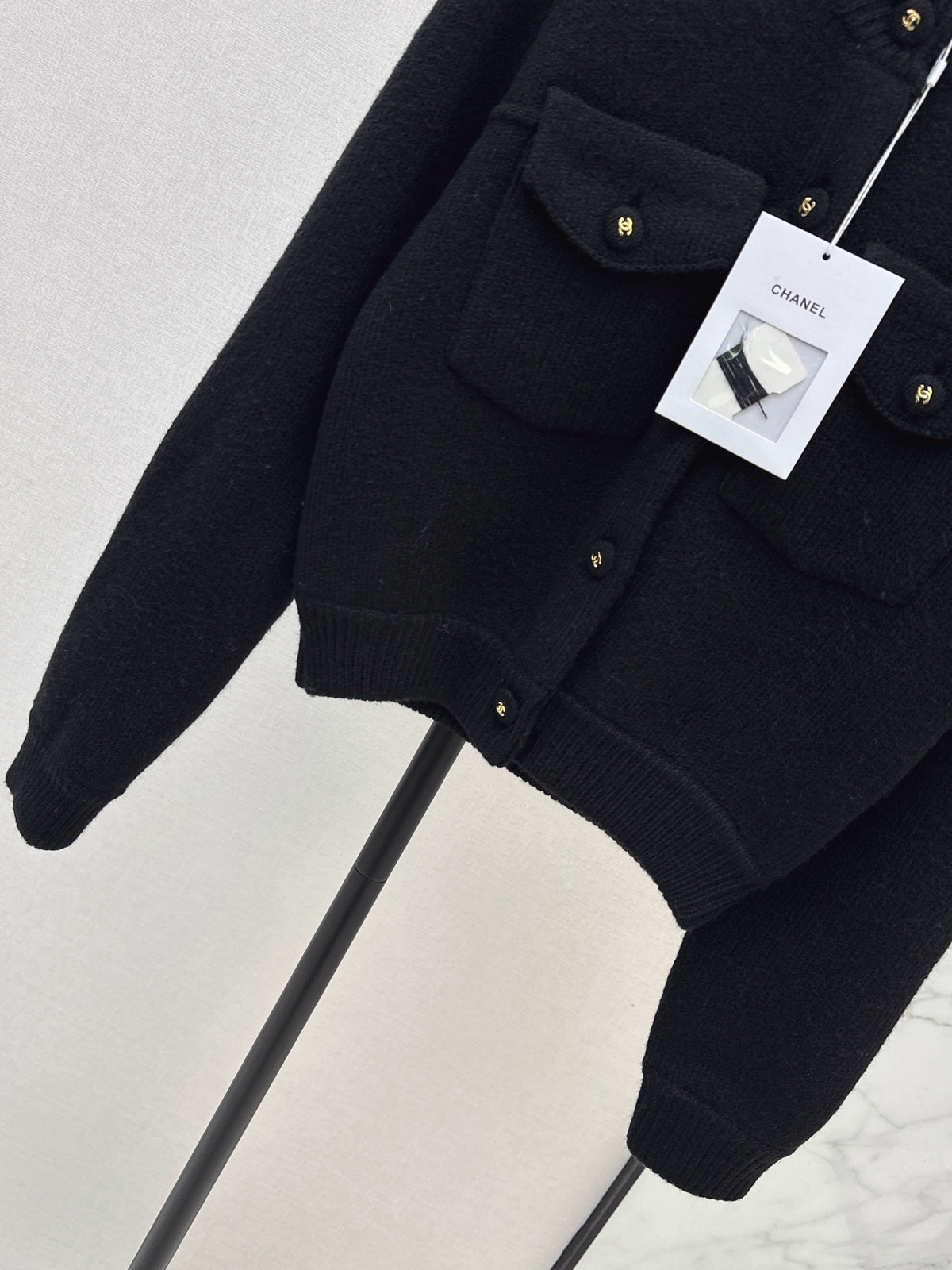 26FW New Crew-Neck Cardigan with Dual Pocket Detailing 🤍🖤