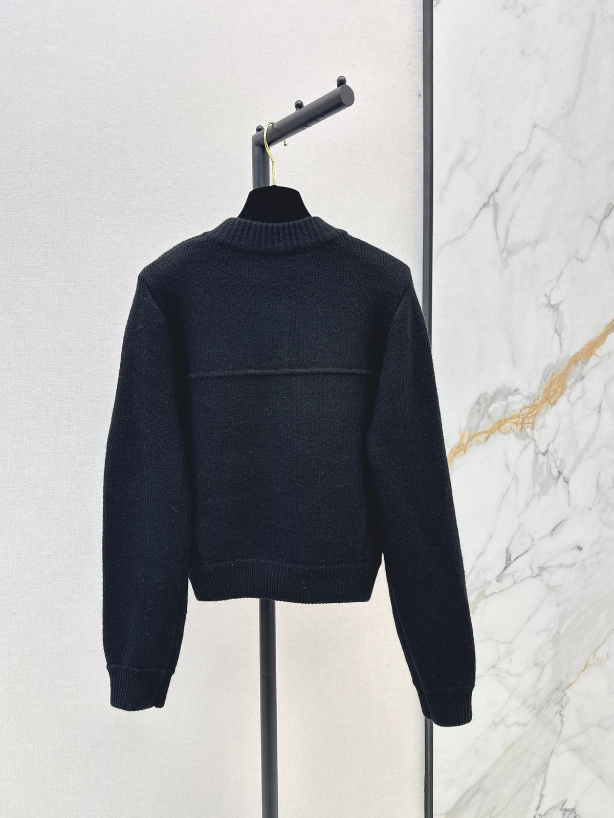 26FW New Crew-Neck Cardigan with Dual Pocket Detailing 🤍🖤