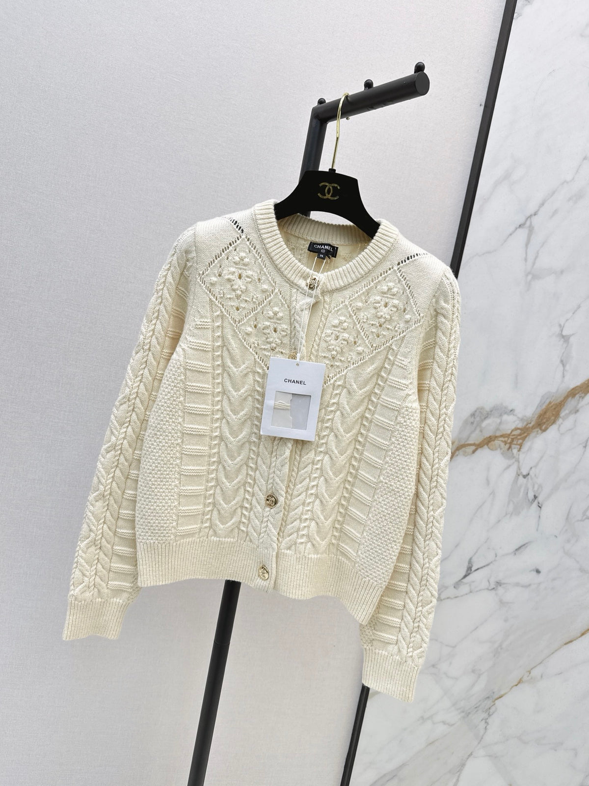 26FW New 3D-Textured Jacquard Crew-Neck Cardigan 🤍🖤