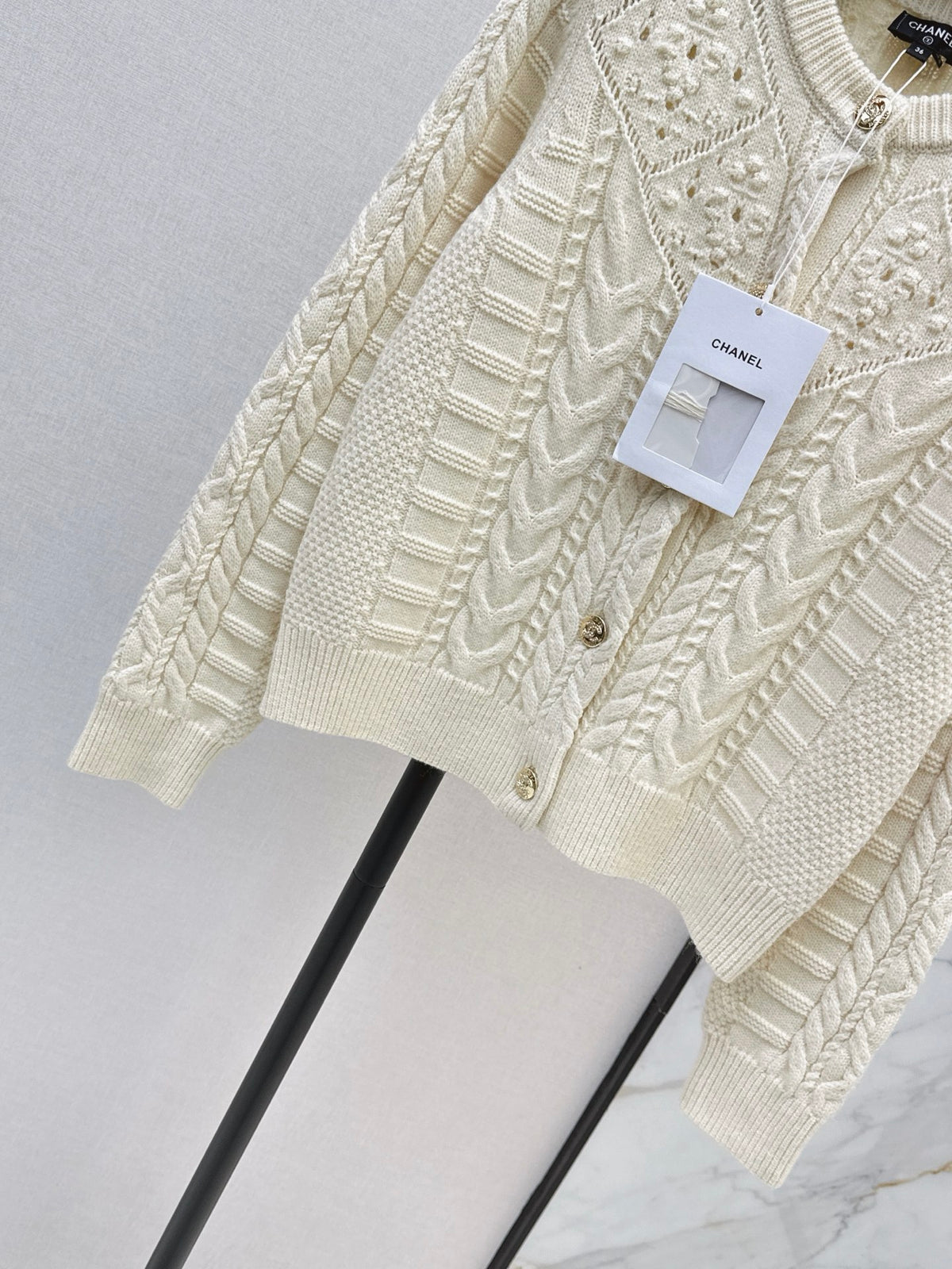 26FW New 3D-Textured Jacquard Crew-Neck Cardigan 🤍🖤