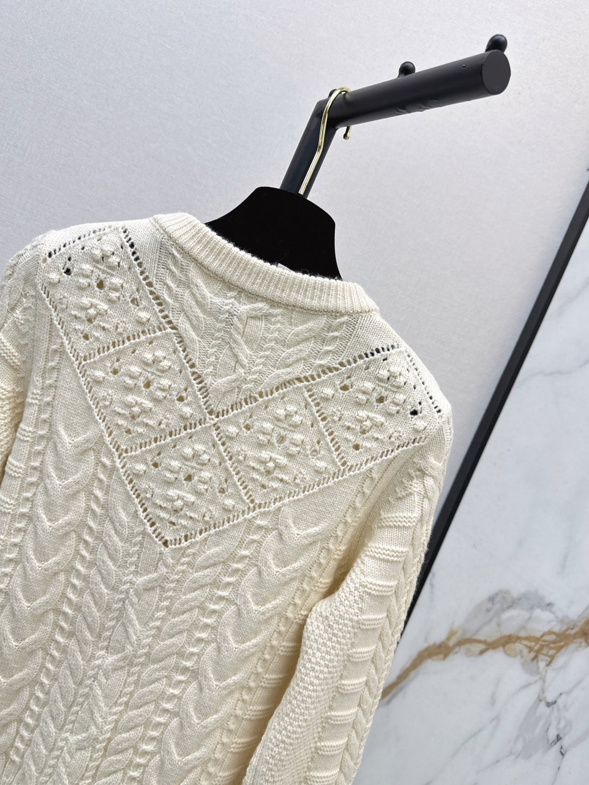 26FW New 3D-Textured Jacquard Crew-Neck Cardigan 🤍🖤