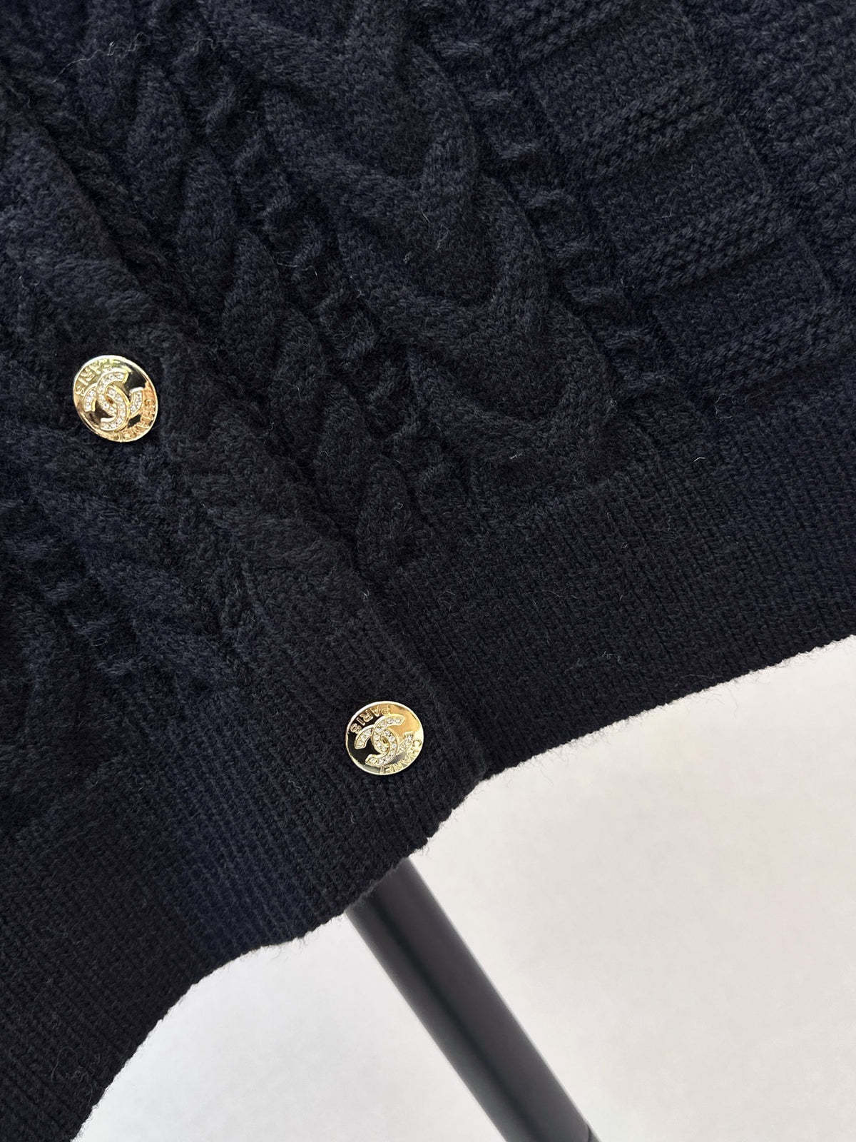 26FW New 3D-Textured Jacquard Crew-Neck Cardigan 🤍🖤