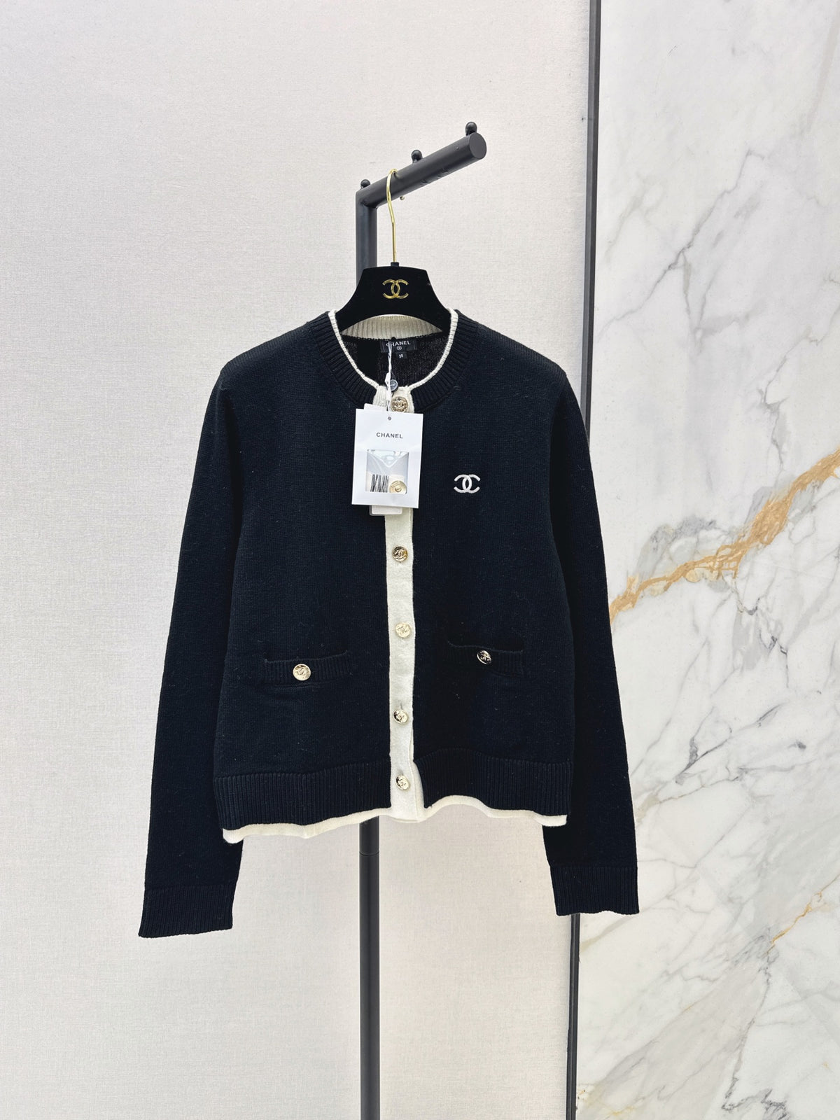 26FW New Crew-Neck Knitted Cardigan 🤍🖤