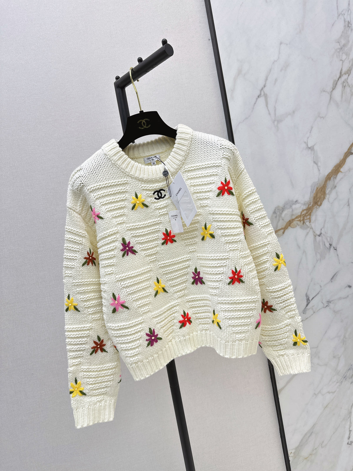 26FW New Crew-Neck Knit with 3D Floral Embellishments 🤍🩶🖤