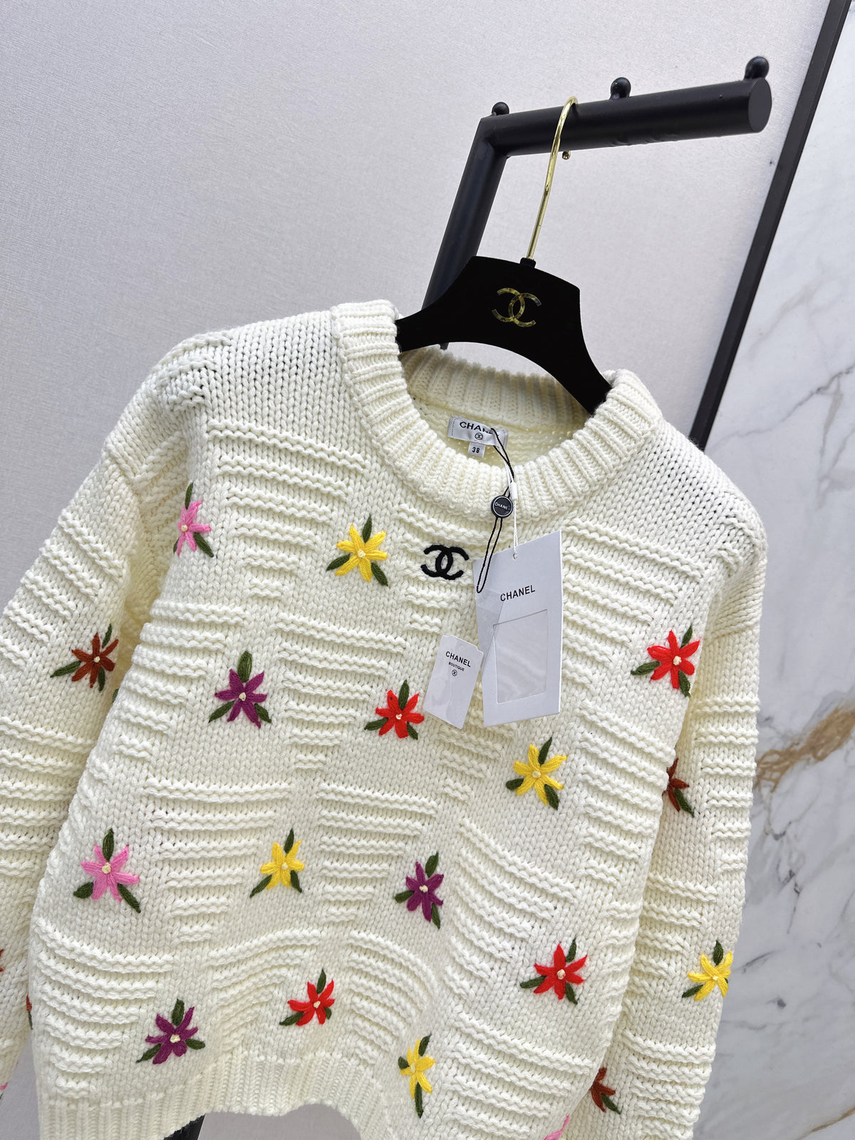 26FW New Crew-Neck Knit with 3D Floral Embellishments 🤍🩶🖤