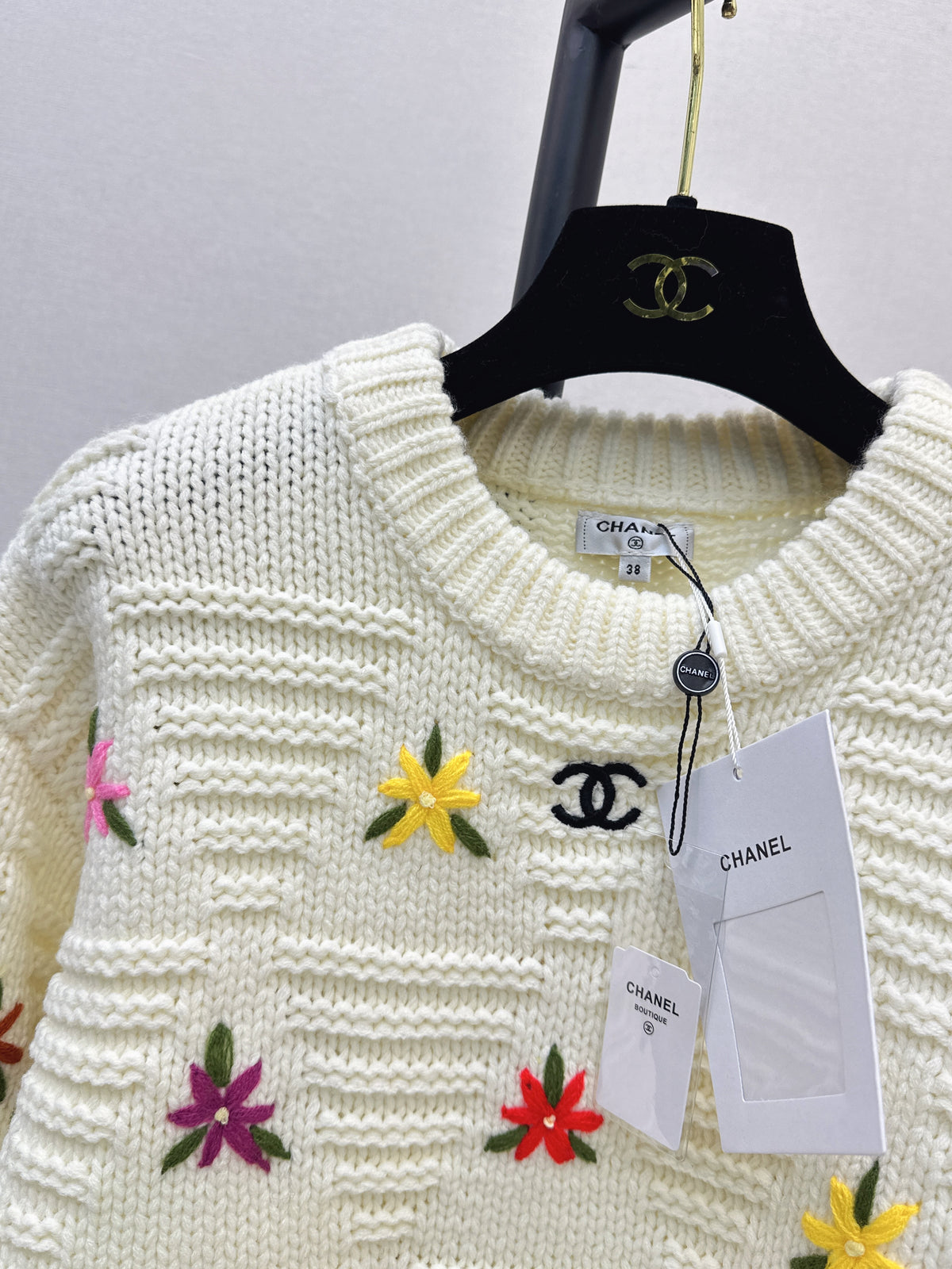 26FW New Crew-Neck Knit with 3D Floral Embellishments 🤍🩶🖤