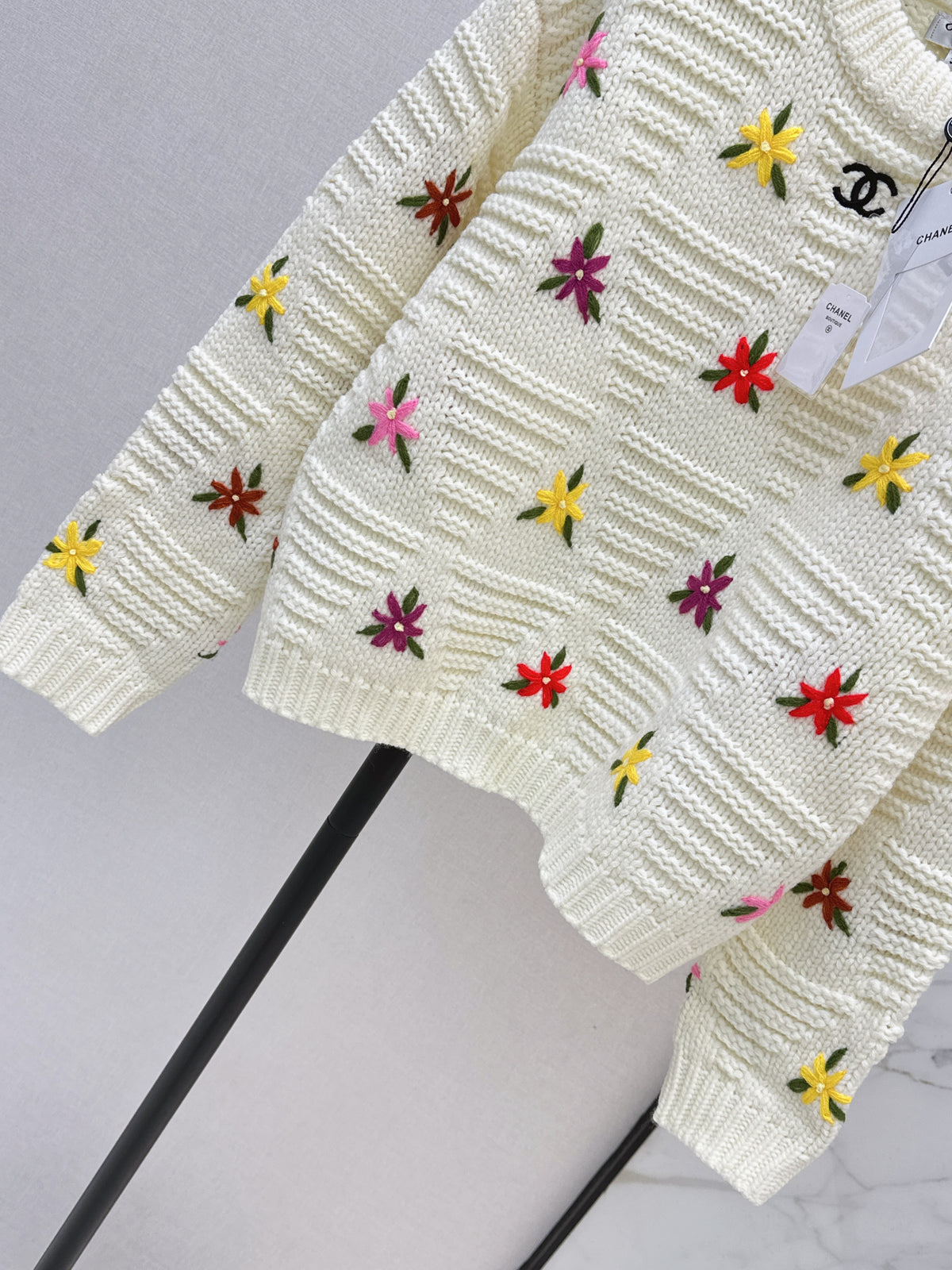 26FW New Crew-Neck Knit with 3D Floral Embellishments 🤍🩶🖤