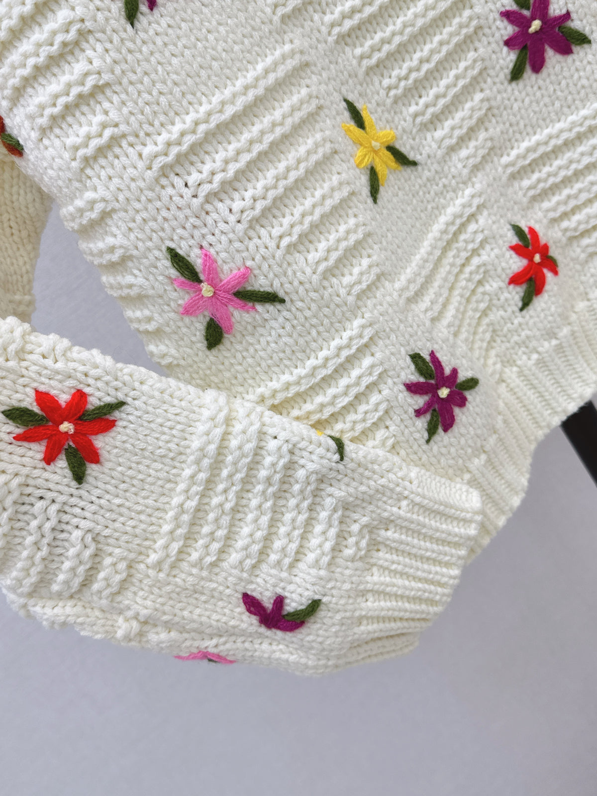 26FW New Crew-Neck Knit with 3D Floral Embellishments 🤍🩶🖤