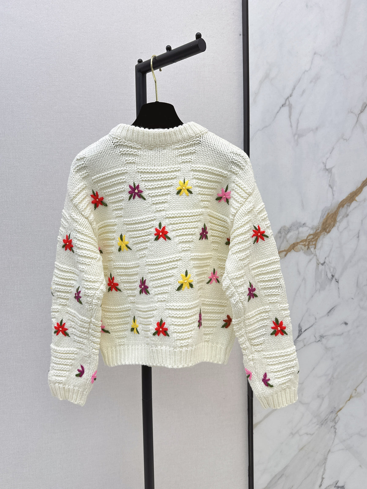 26FW New Crew-Neck Knit with 3D Floral Embellishments 🤍🩶🖤