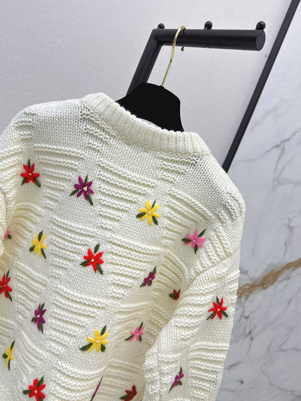 26FW New Crew-Neck Knit with 3D Floral Embellishments 🤍🩶🖤