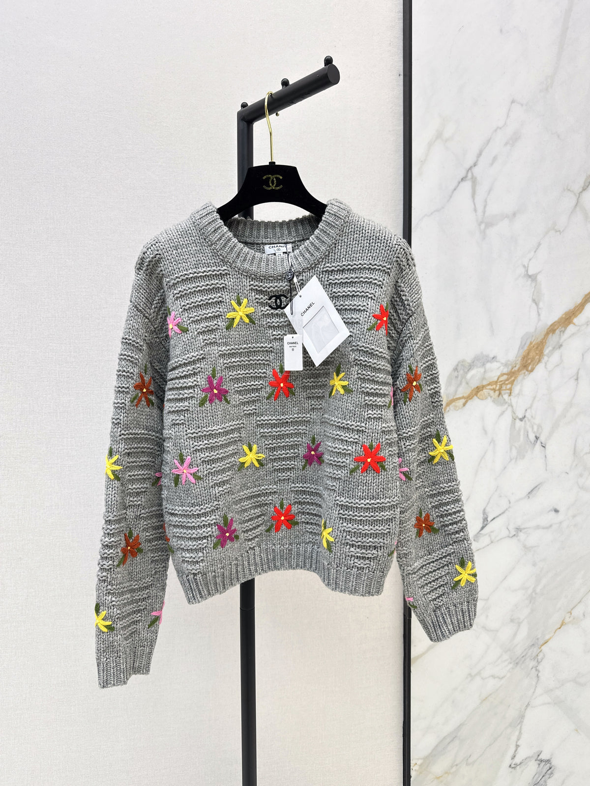 26FW New Crew-Neck Knit with 3D Floral Embellishments 🤍🩶🖤