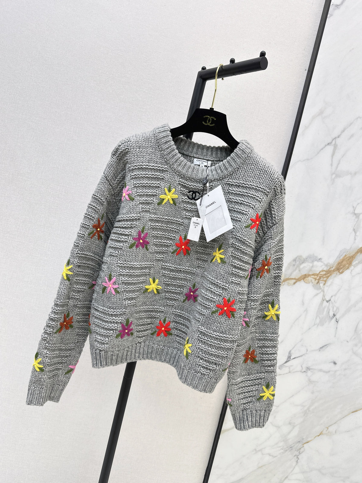 26FW New Crew-Neck Knit with 3D Floral Embellishments 🤍🩶🖤