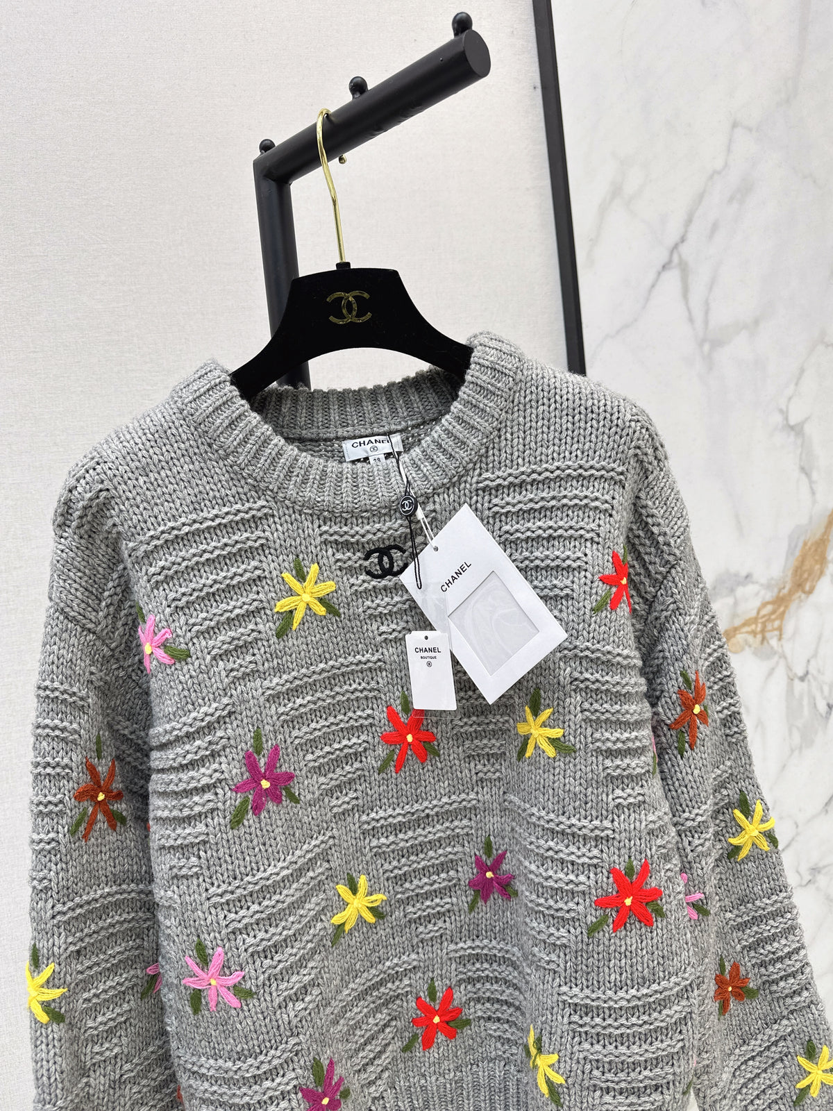 26FW New Crew-Neck Knit with 3D Floral Embellishments 🤍🩶🖤