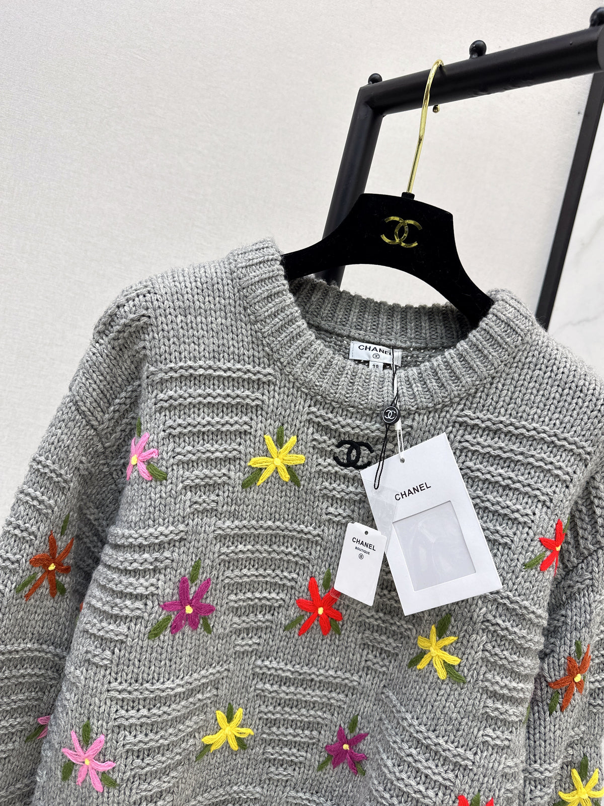26FW New Crew-Neck Knit with 3D Floral Embellishments 🤍🩶🖤