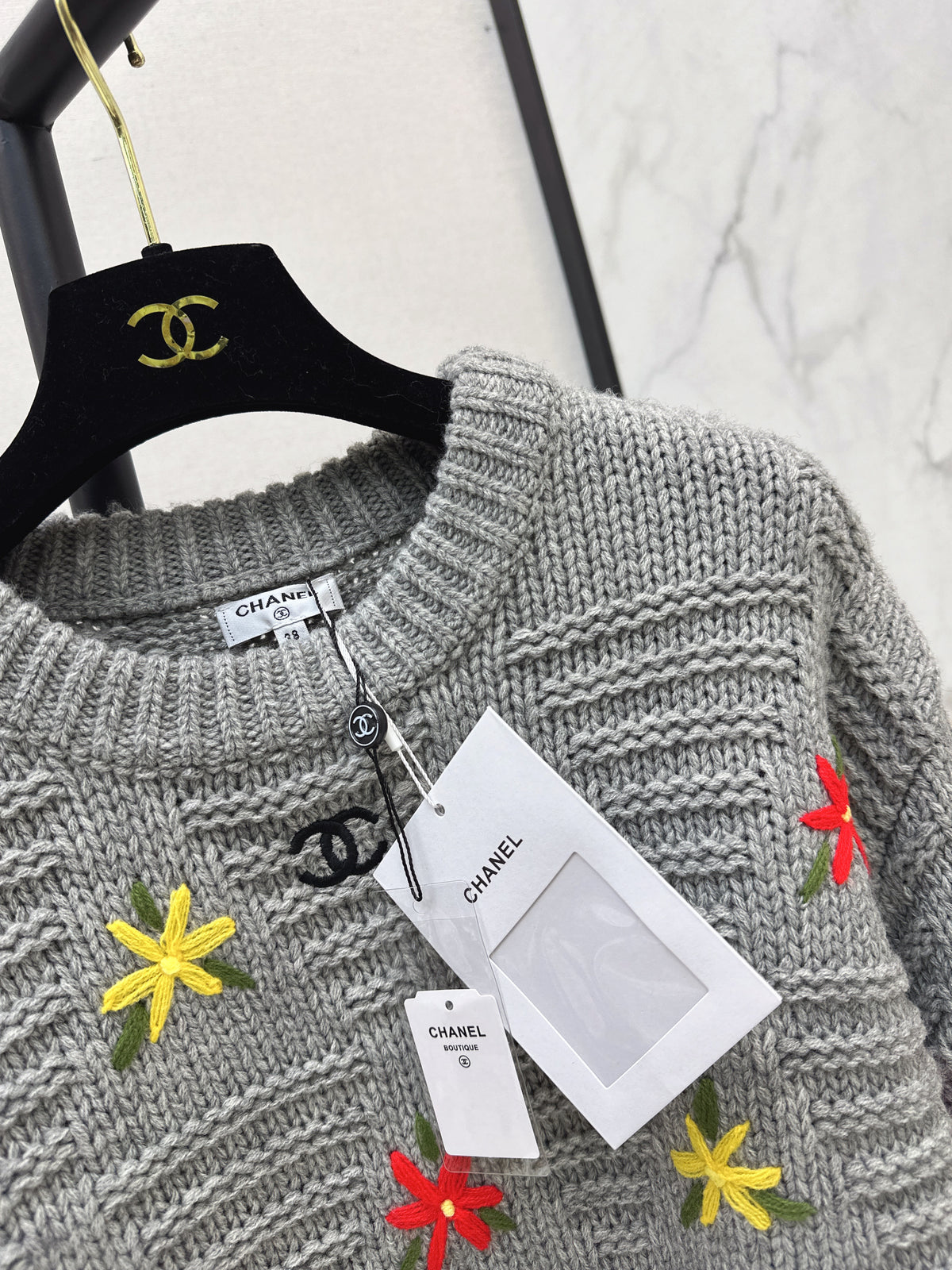 26FW New Crew-Neck Knit with 3D Floral Embellishments 🤍🩶🖤