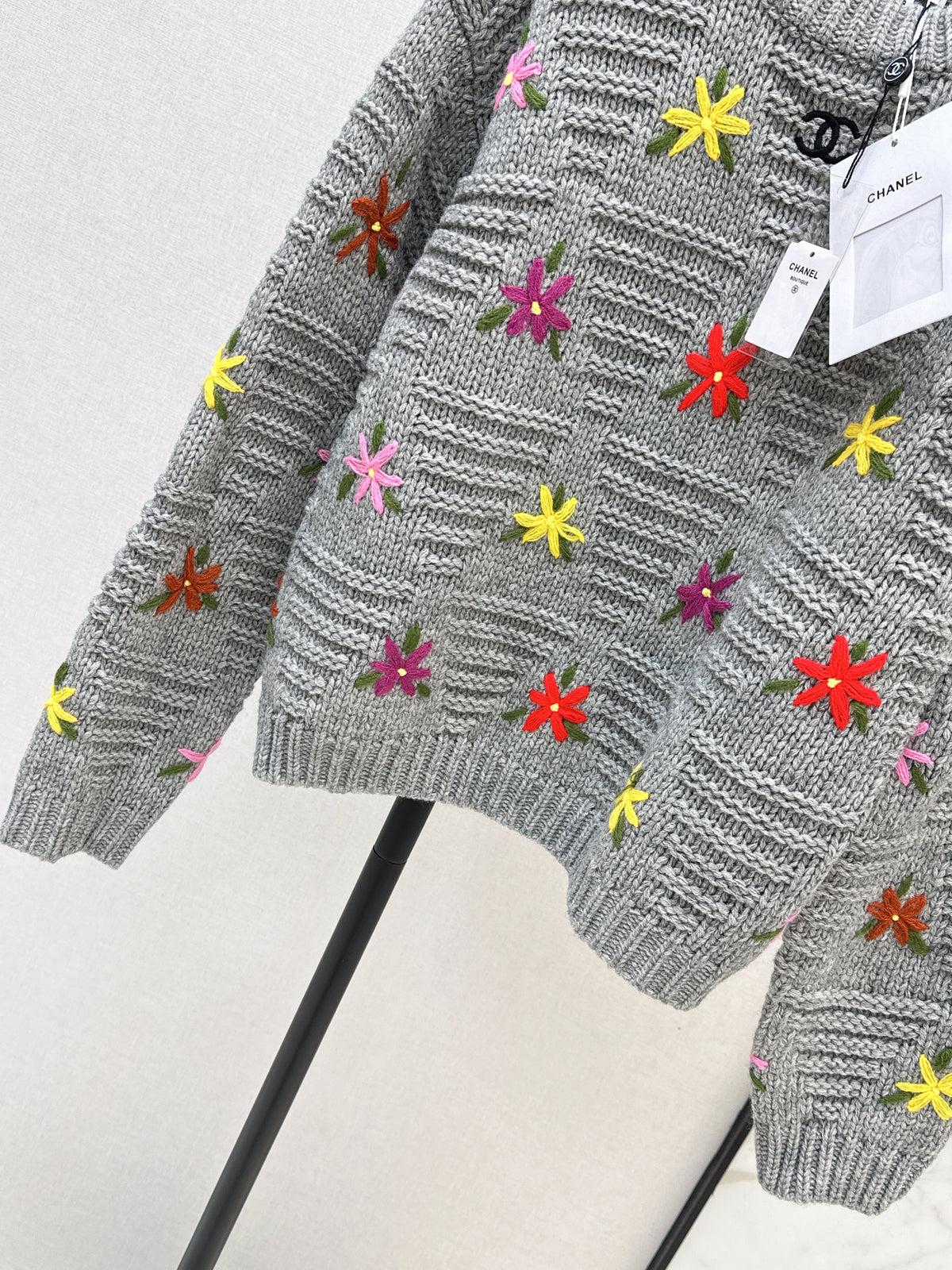 26FW New Crew-Neck Knit with 3D Floral Embellishments 🤍🩶🖤