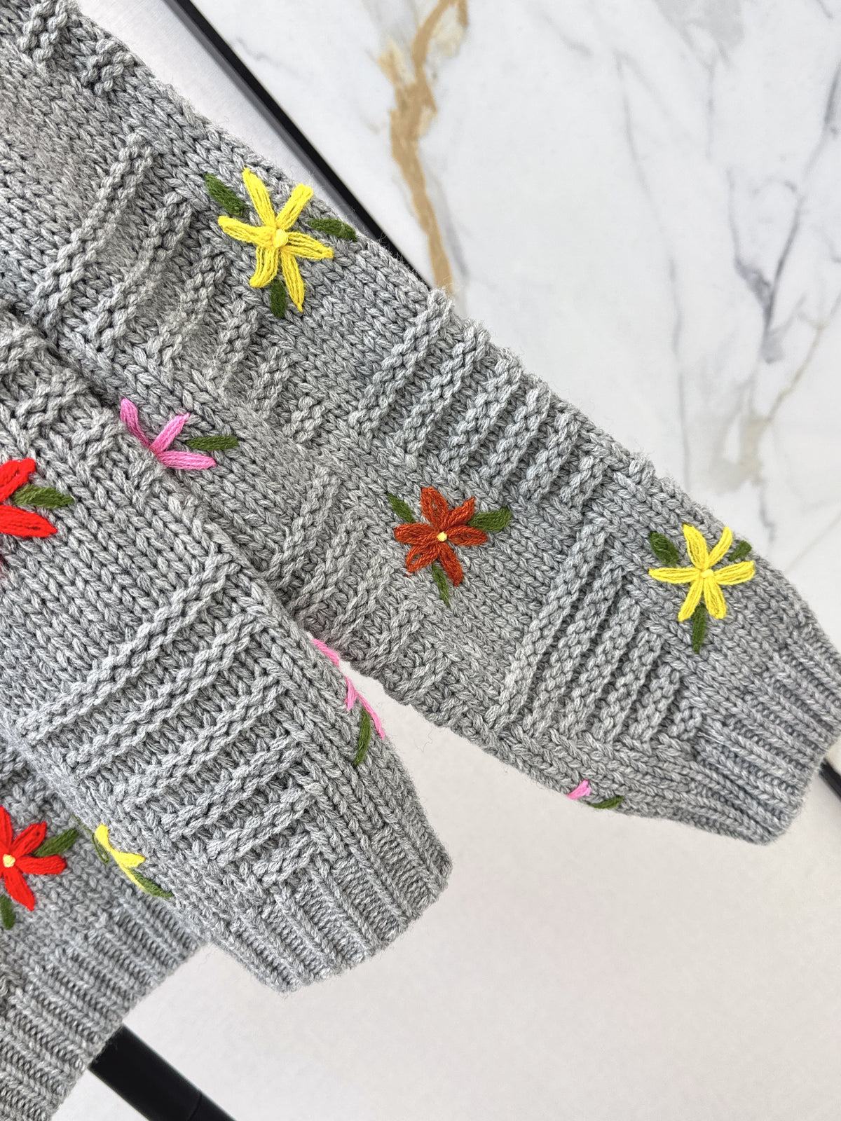 26FW New Crew-Neck Knit with 3D Floral Embellishments 🤍🩶🖤