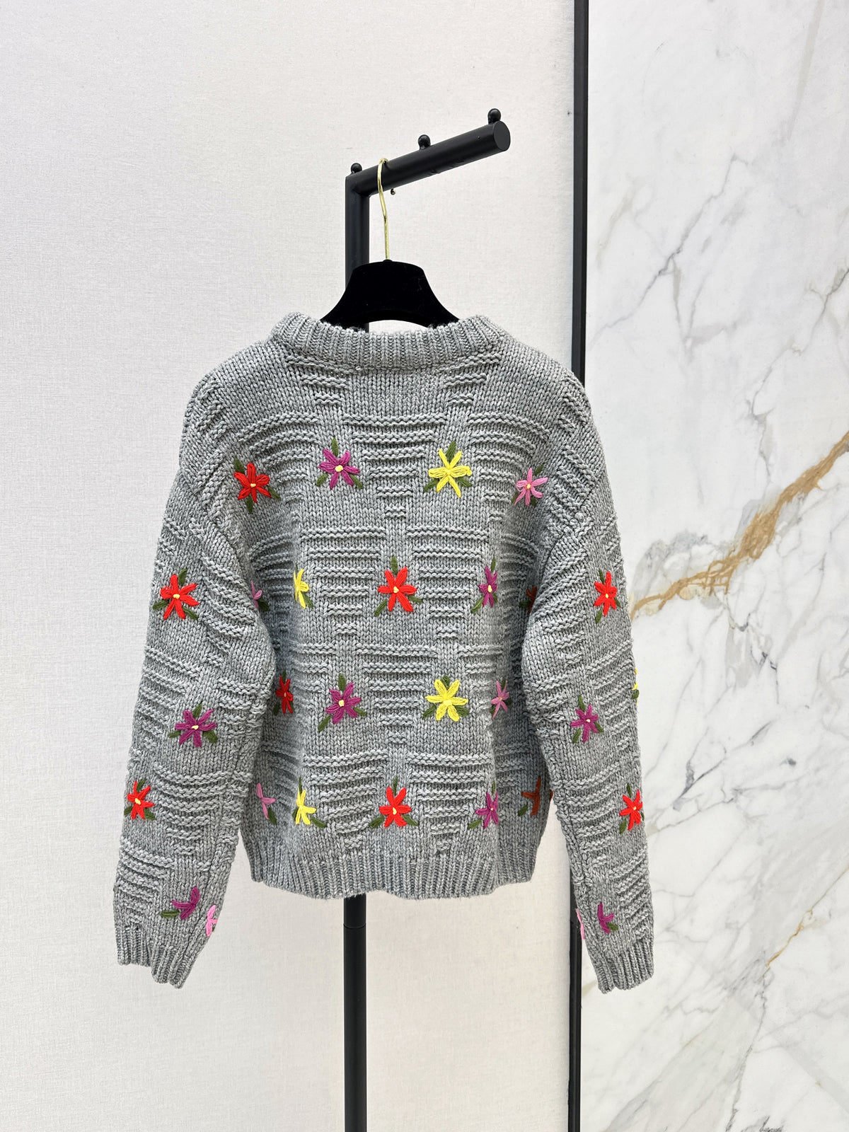 26FW New Crew-Neck Knit with 3D Floral Embellishments 🤍🩶🖤