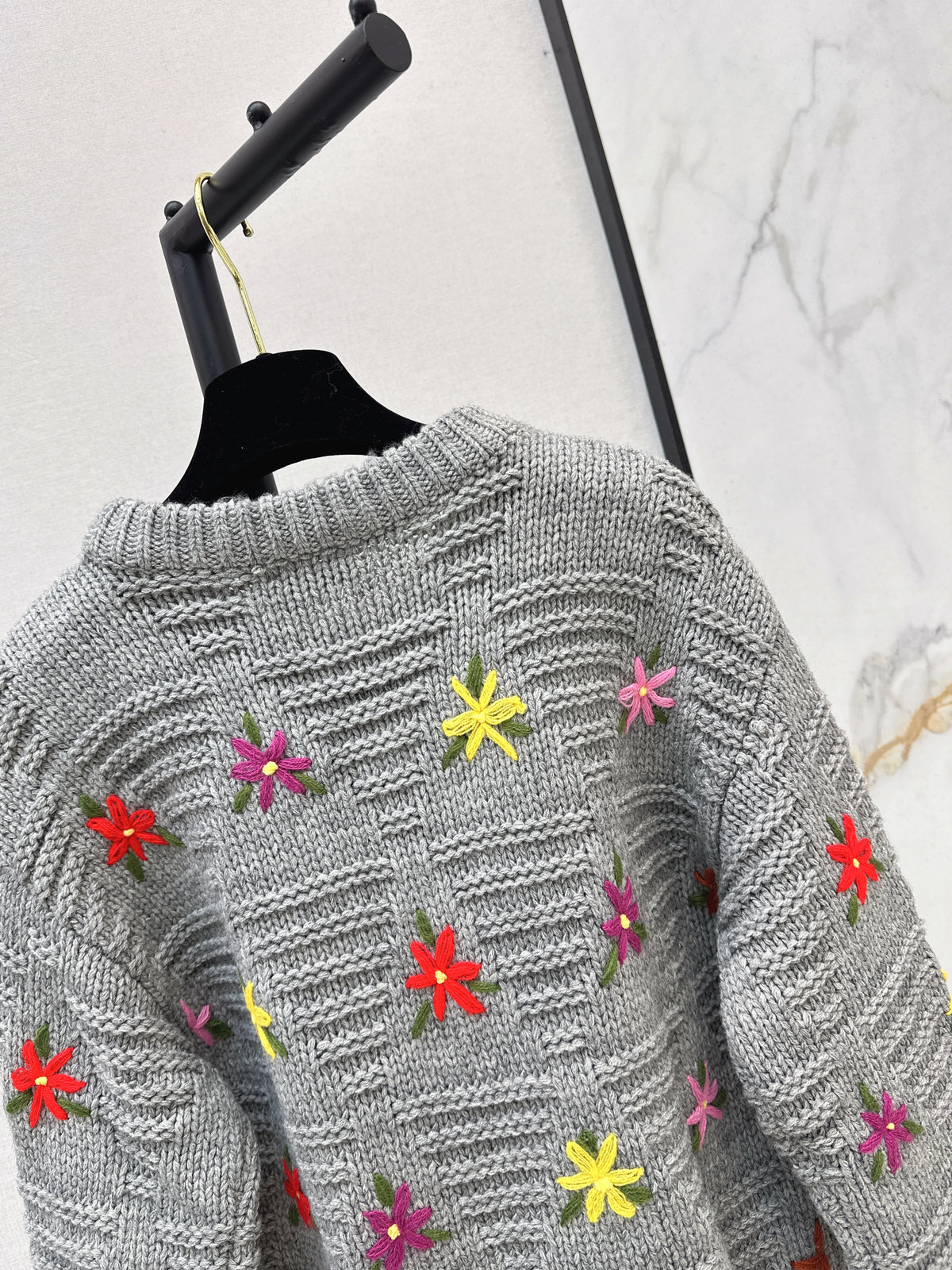 26FW New Crew-Neck Knit with 3D Floral Embellishments 🤍🩶🖤